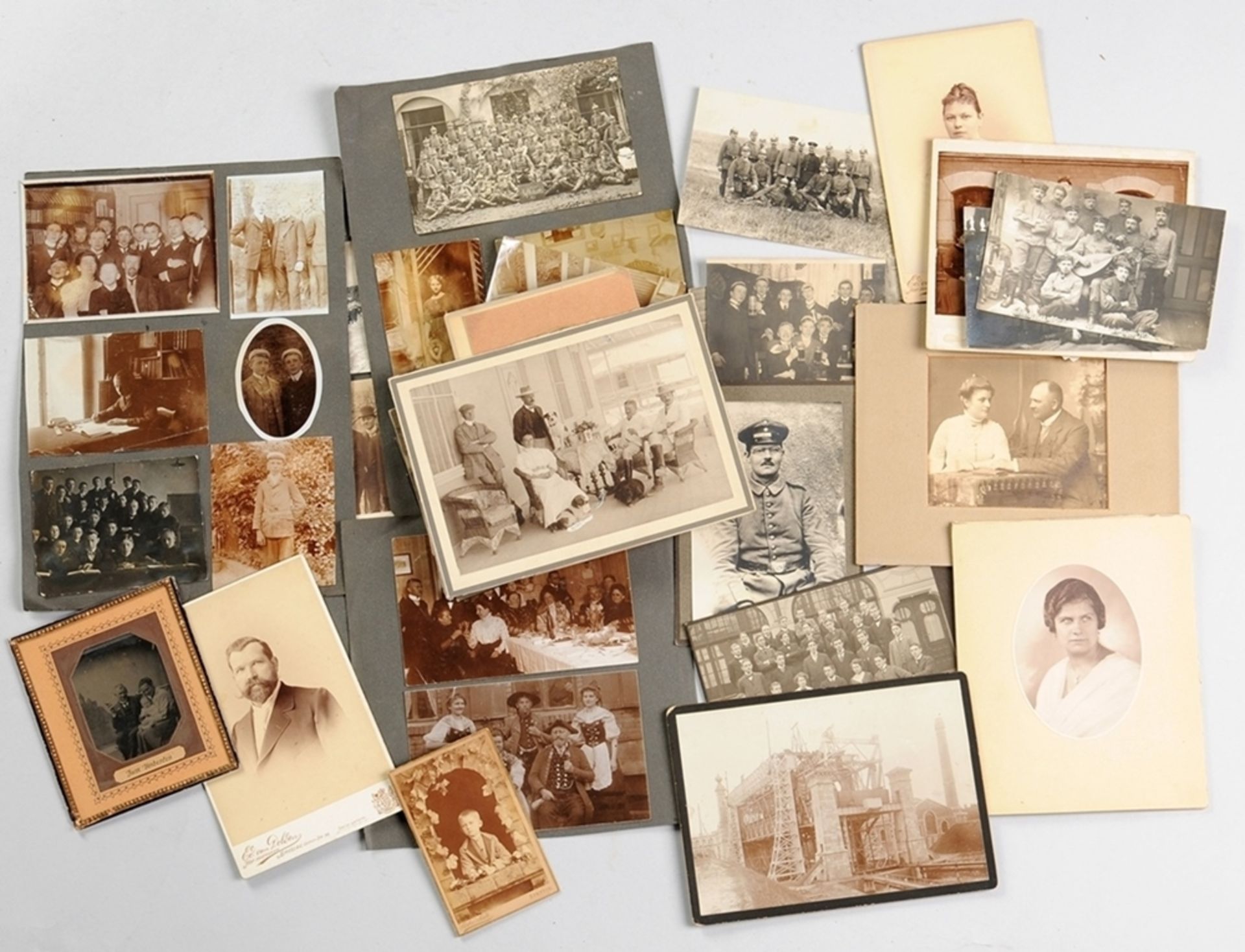 Sammlung von Original-Fotografien66 Fotografien, davon 14 Atelierfotografien (Cartes de Visit
