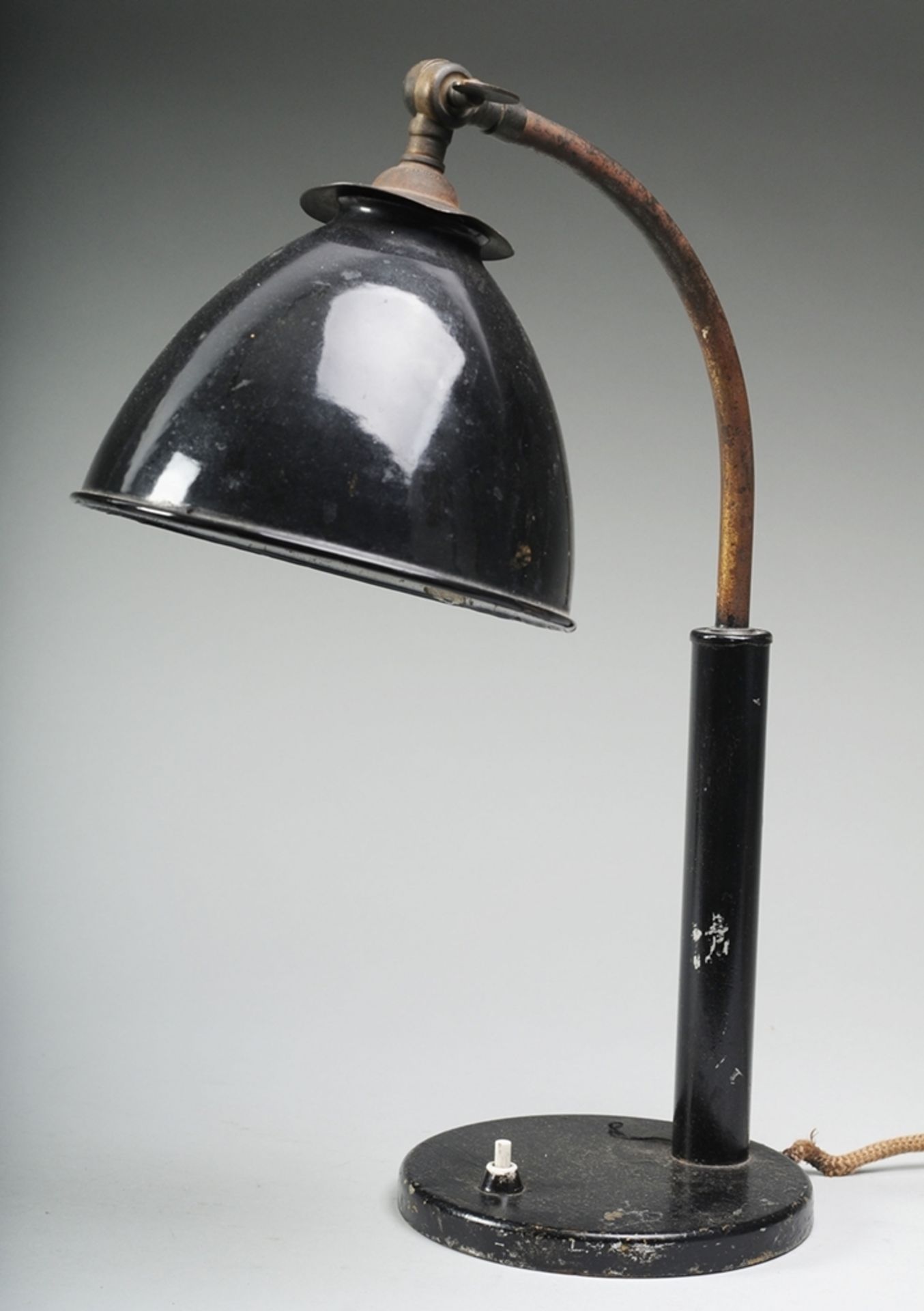 Schreibtischlampe "Zenith"1-flg. Stahl, schwarz lackiert. Flacher Rundfuß mit Druckschalter. Bogenfö