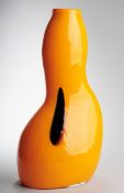 StudioglasvaseFarbloses Glas, in der Zwischenschicht orangefarbenes Opalglas. Modelgeblasen,
