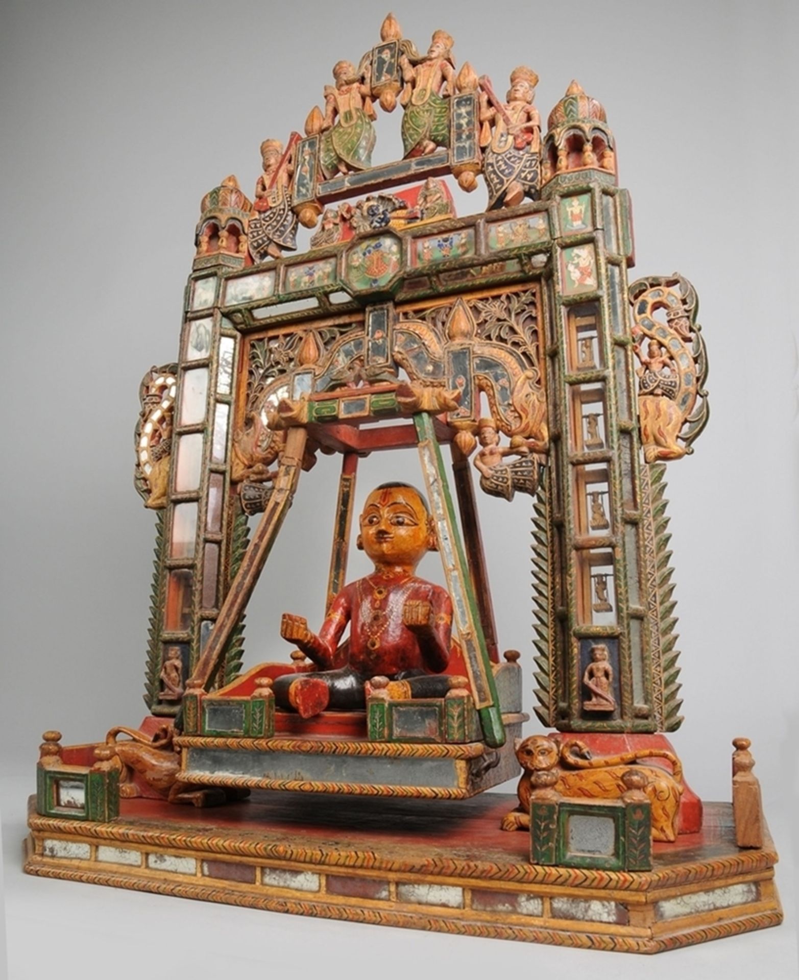 Hinduistischer Altar-Schrein, sogen. "Krishna-Schaukel"Holz, geschnitzt u. polychrom bemalt. - Bild 11 aus 11