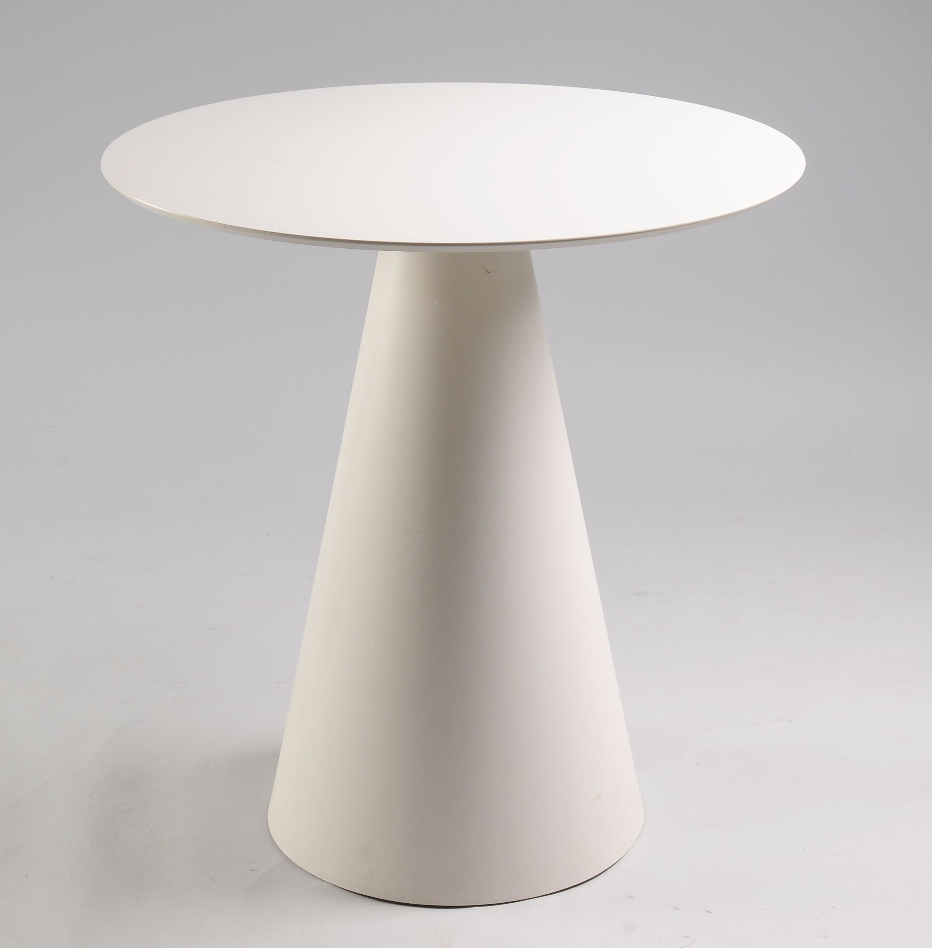 Design-TischWeißer Kunststoff. Über Fuß in Form eines Kegelstumpfes montierte runde Platte