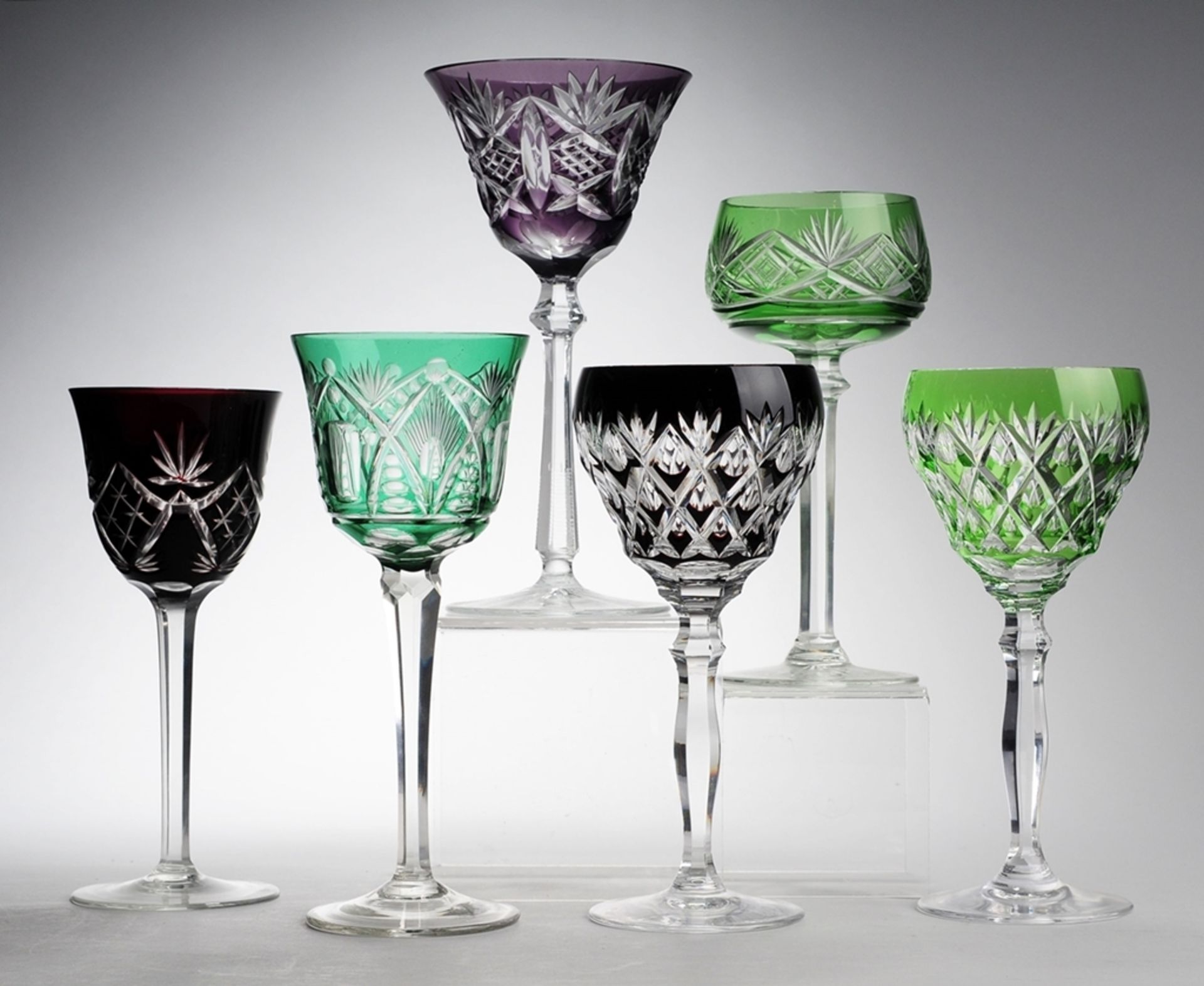 Konvolut Römer6-tlg. Farbloses Kristallglas, part. grün, dunkelrot bzw. violett überfangen