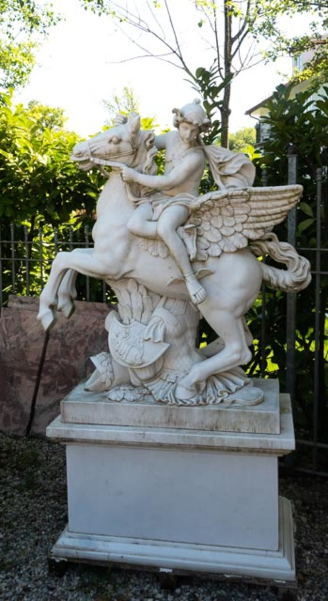 Monumentale Pegasus-Skulptur