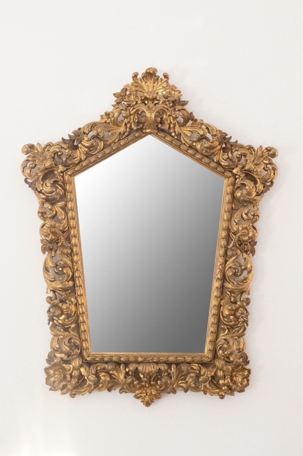 Prunkvoll geschnitzer goldener Spiegel