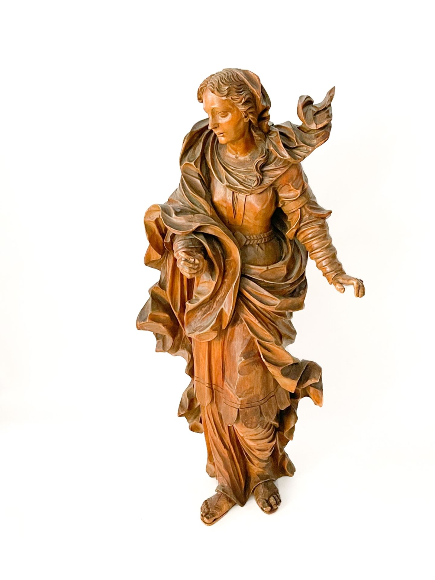 Meisterstück "Geschnitzte Damenfigur mit geschwungenem Umhang" - Bild 2 aus 7