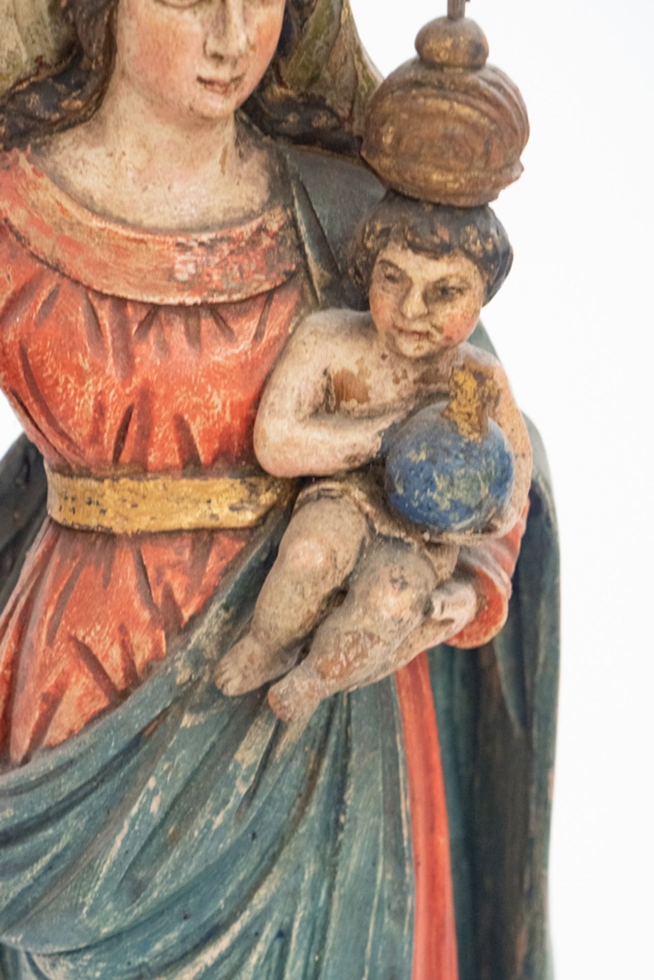 Geschnitzte Madonna mit Kind - Bild 4 aus 10