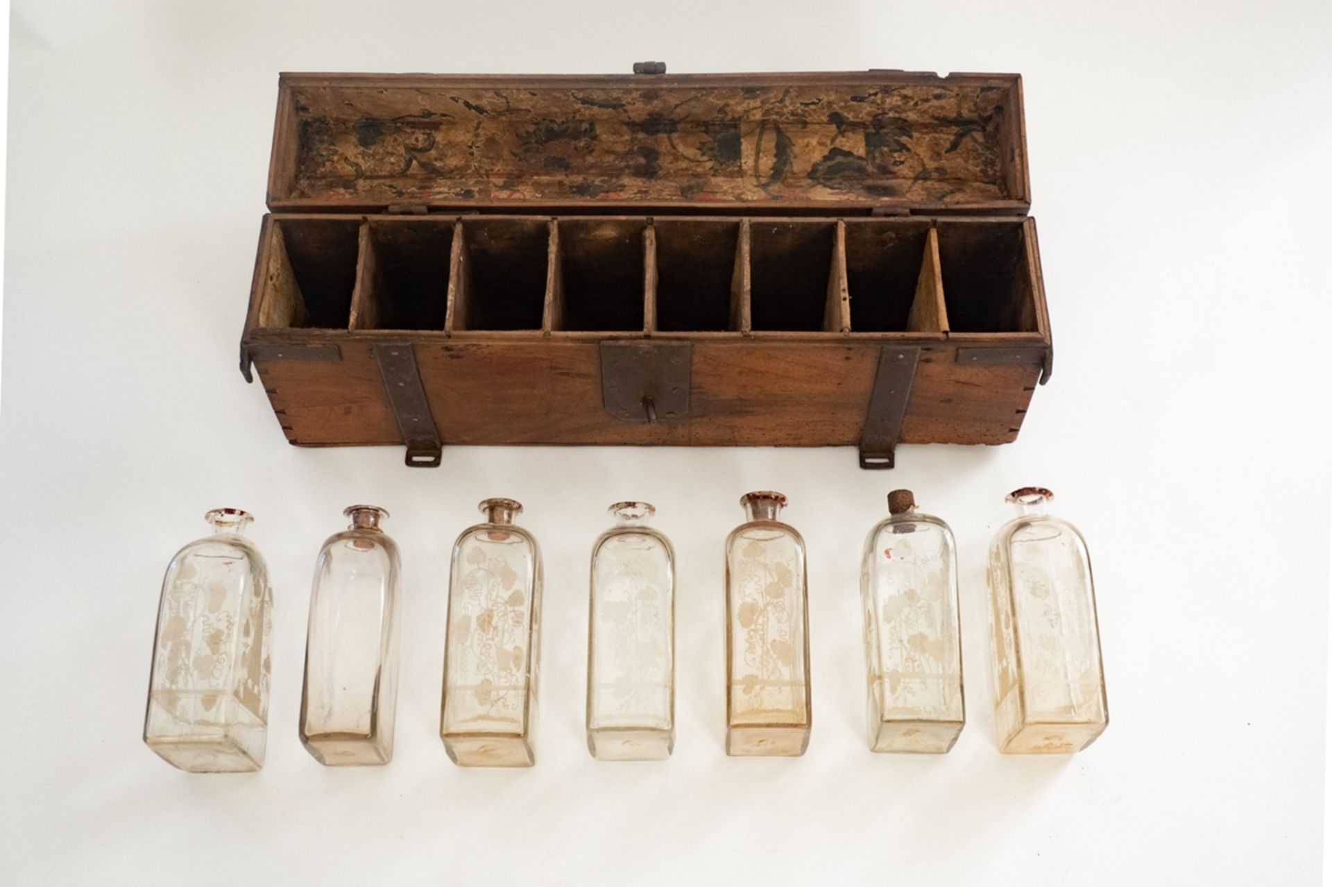 Barocke Kiste mit gravierten Schnapsflaschen