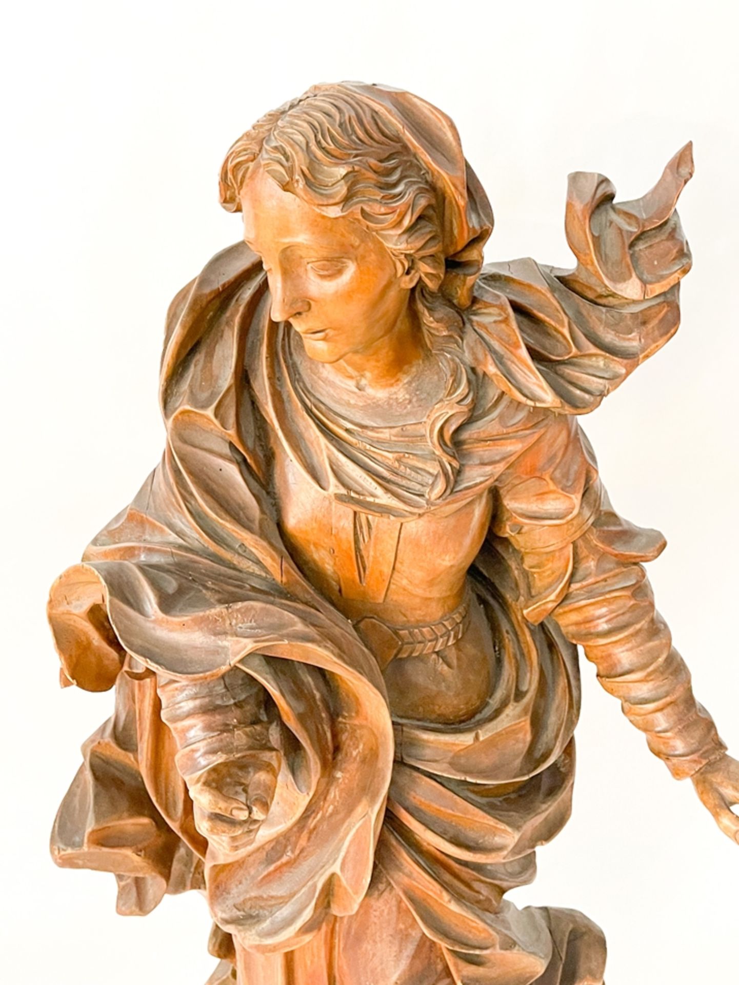 Meisterstück "Geschnitzte Damenfigur mit geschwungenem Umhang" - Bild 3 aus 7