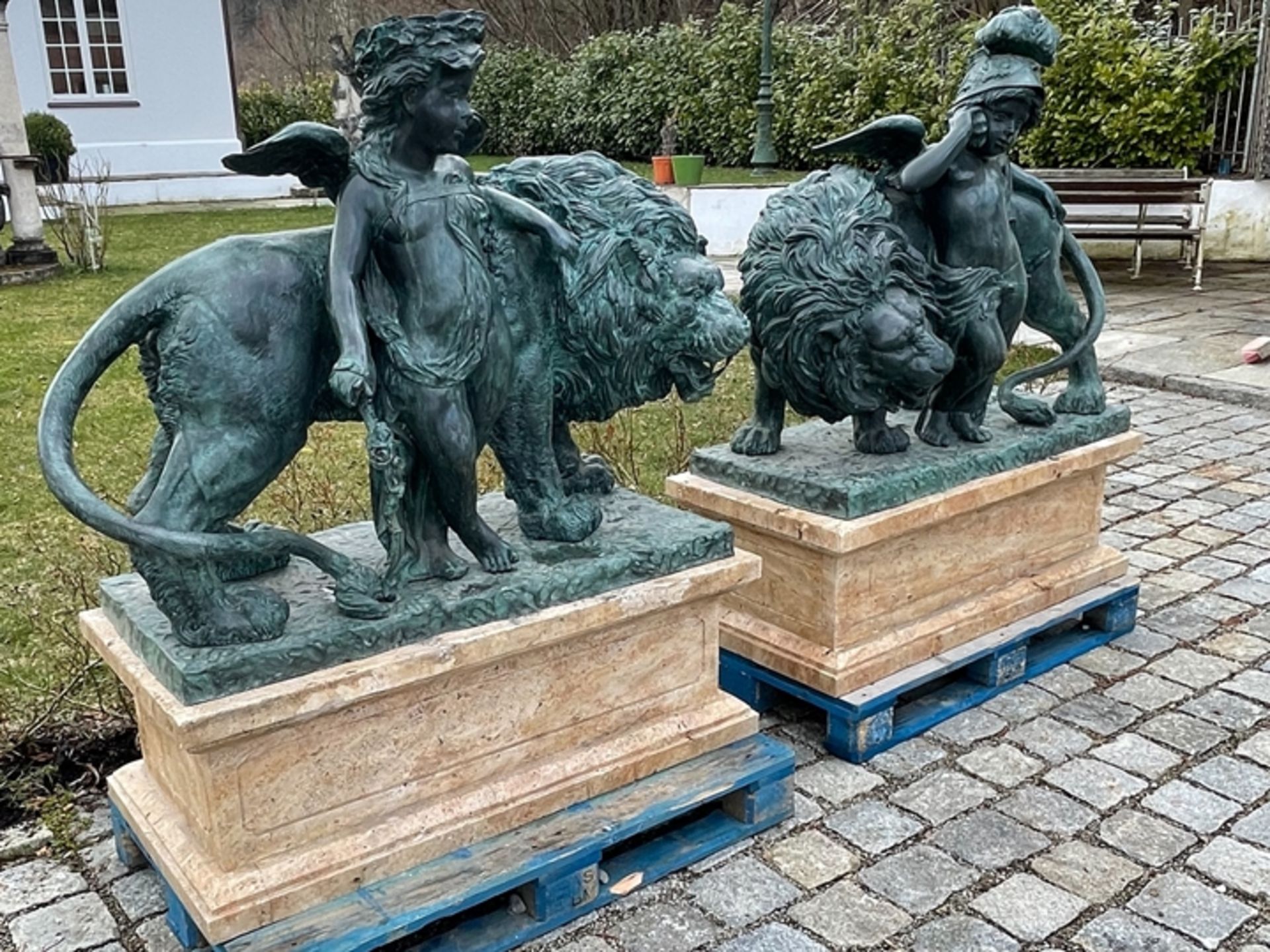 Monumentale Bronze Löwen auf Steinsockel - Bild 3 aus 9