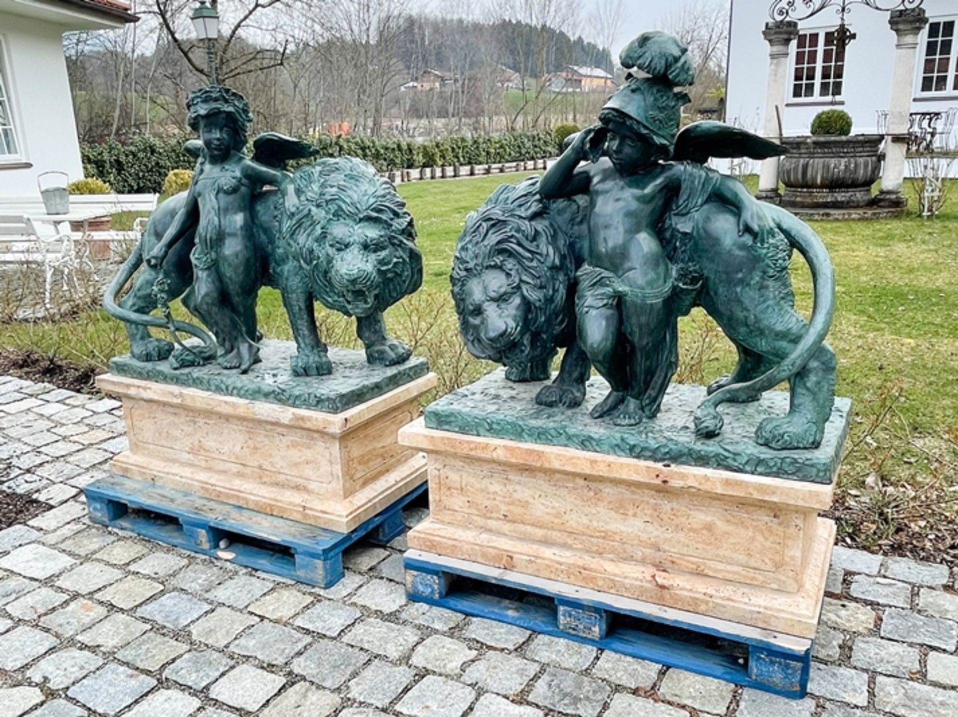 Monumentale Bronze Löwen auf Steinsockel - Bild 2 aus 9