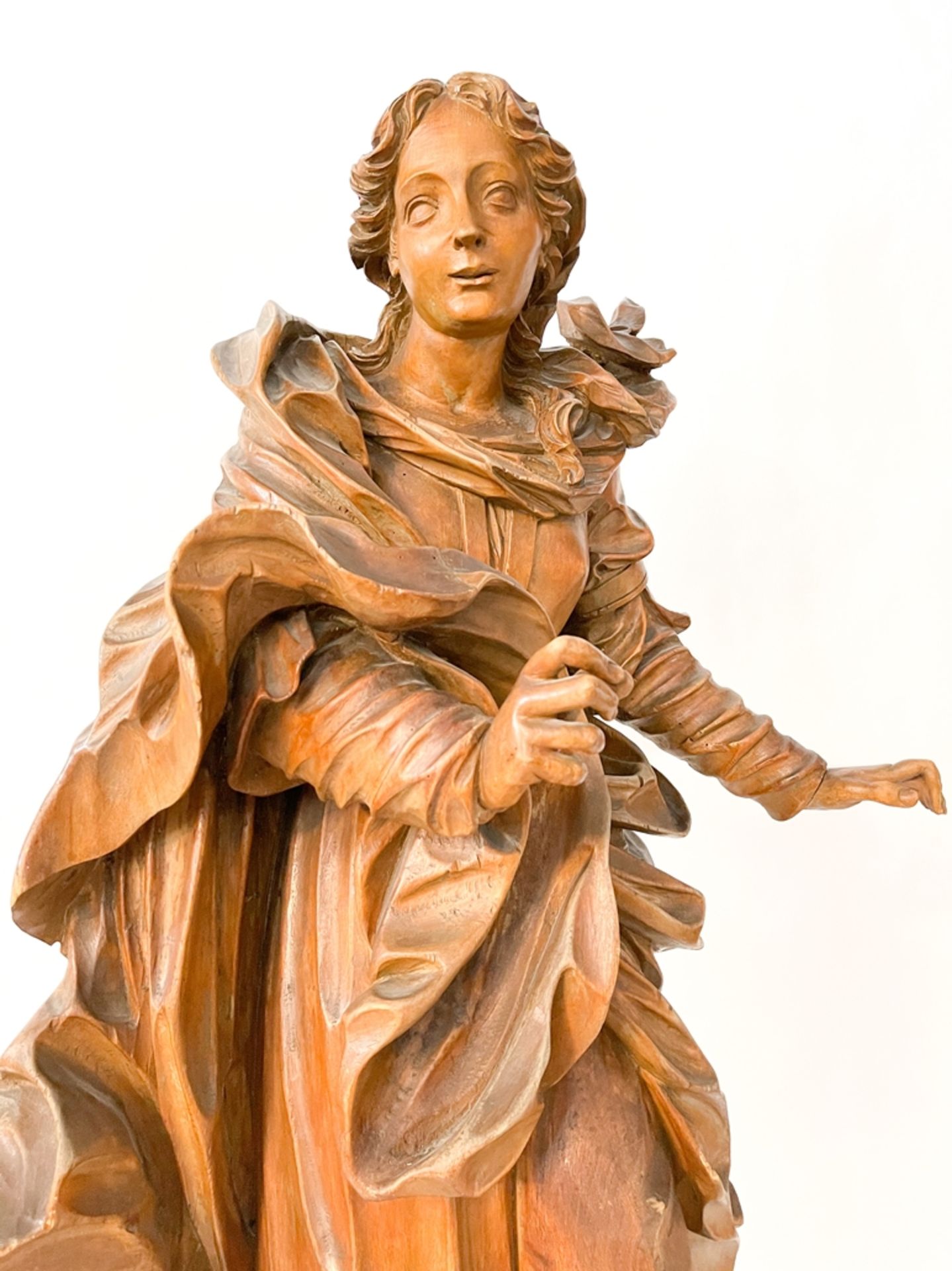 Meisterstück "Geschnitzte Damenfigur mit geschwungenem Umhang" - Bild 6 aus 7