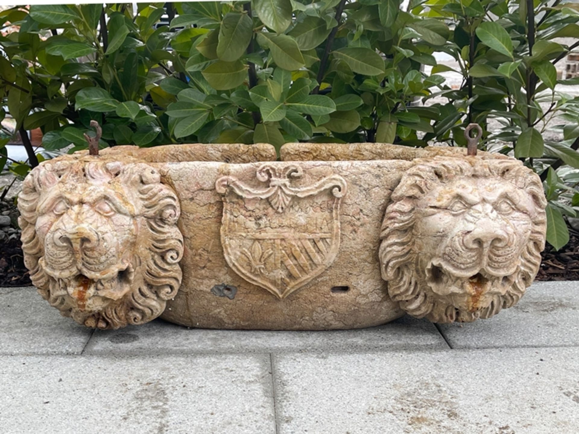 Granittrog mit Löwenköpfen und Wappen