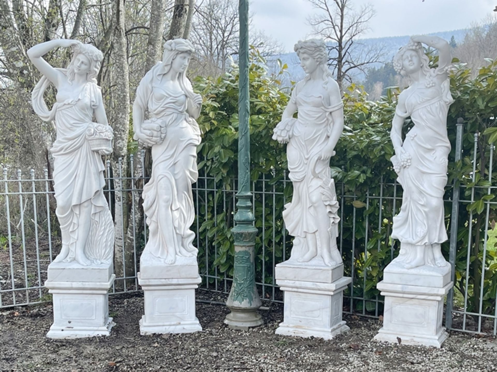 Monumentale Marmorfiguren "Vier Jahreszeiten"