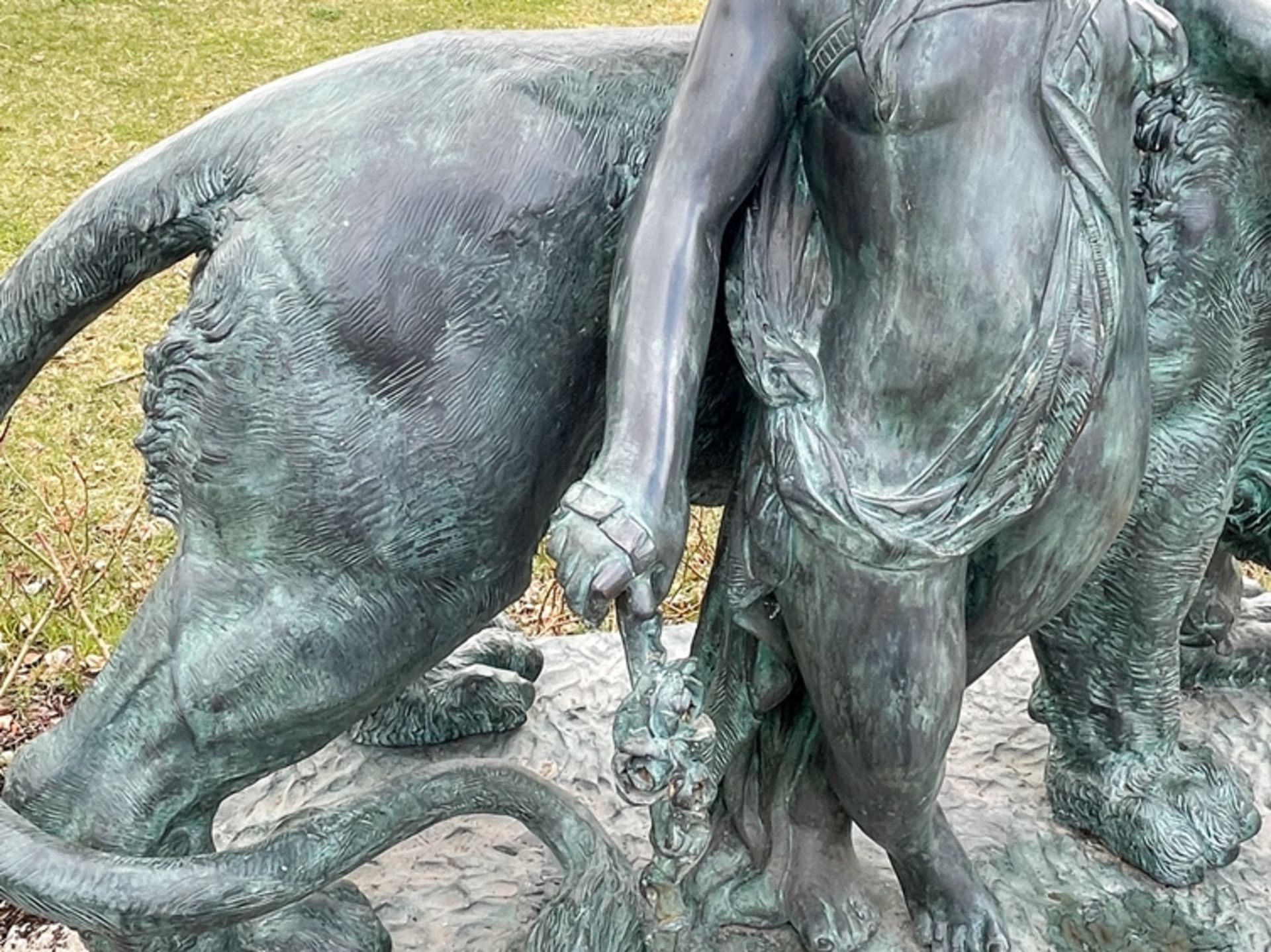 Monumentale Bronze Löwen auf Steinsockel - Bild 9 aus 9