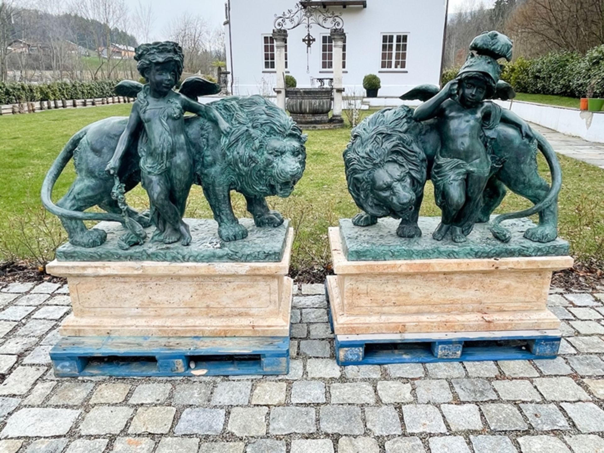 Monumentale Bronze Löwen auf Steinsockel