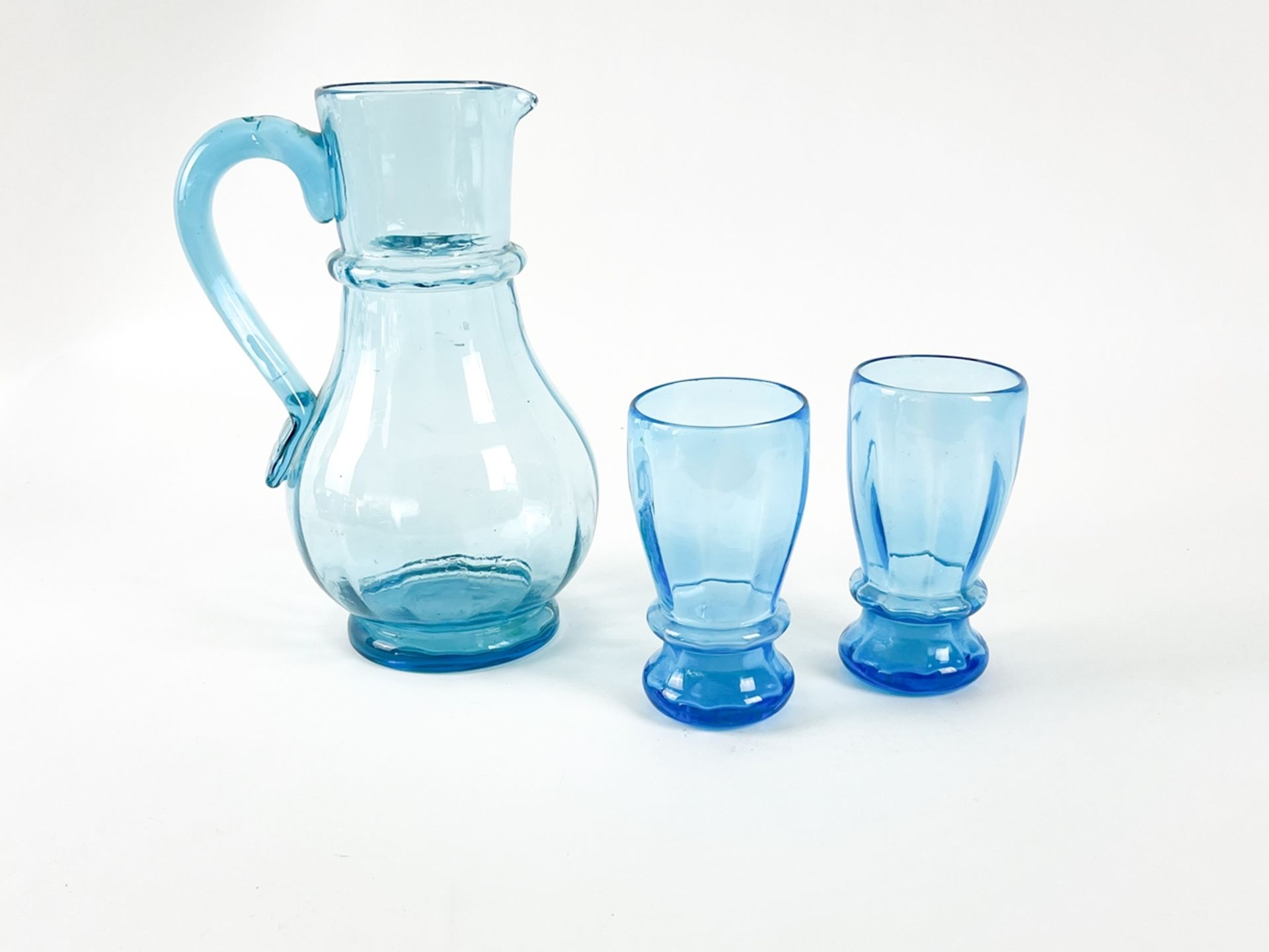 Blauer Glaskrug mit zwei Bechern