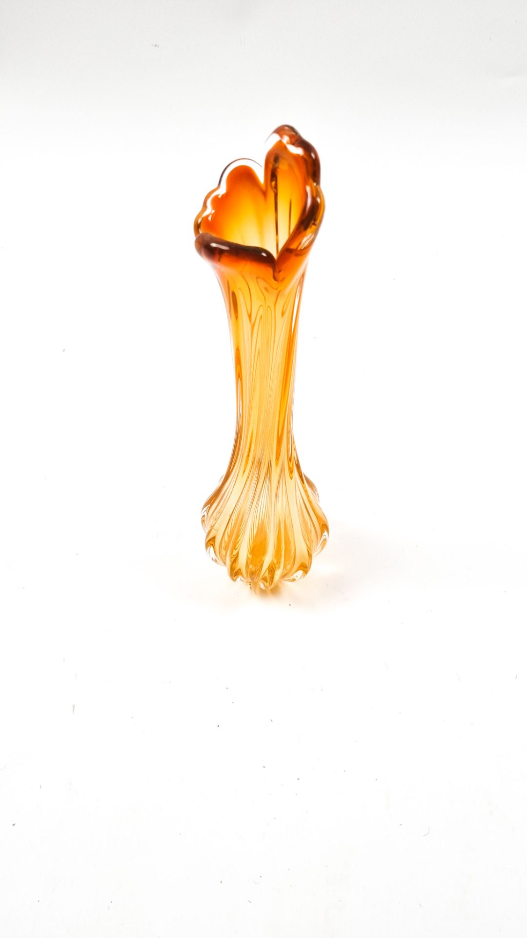 Geschwungene, gedrehte orangene Murano Vase - Image 2 of 3