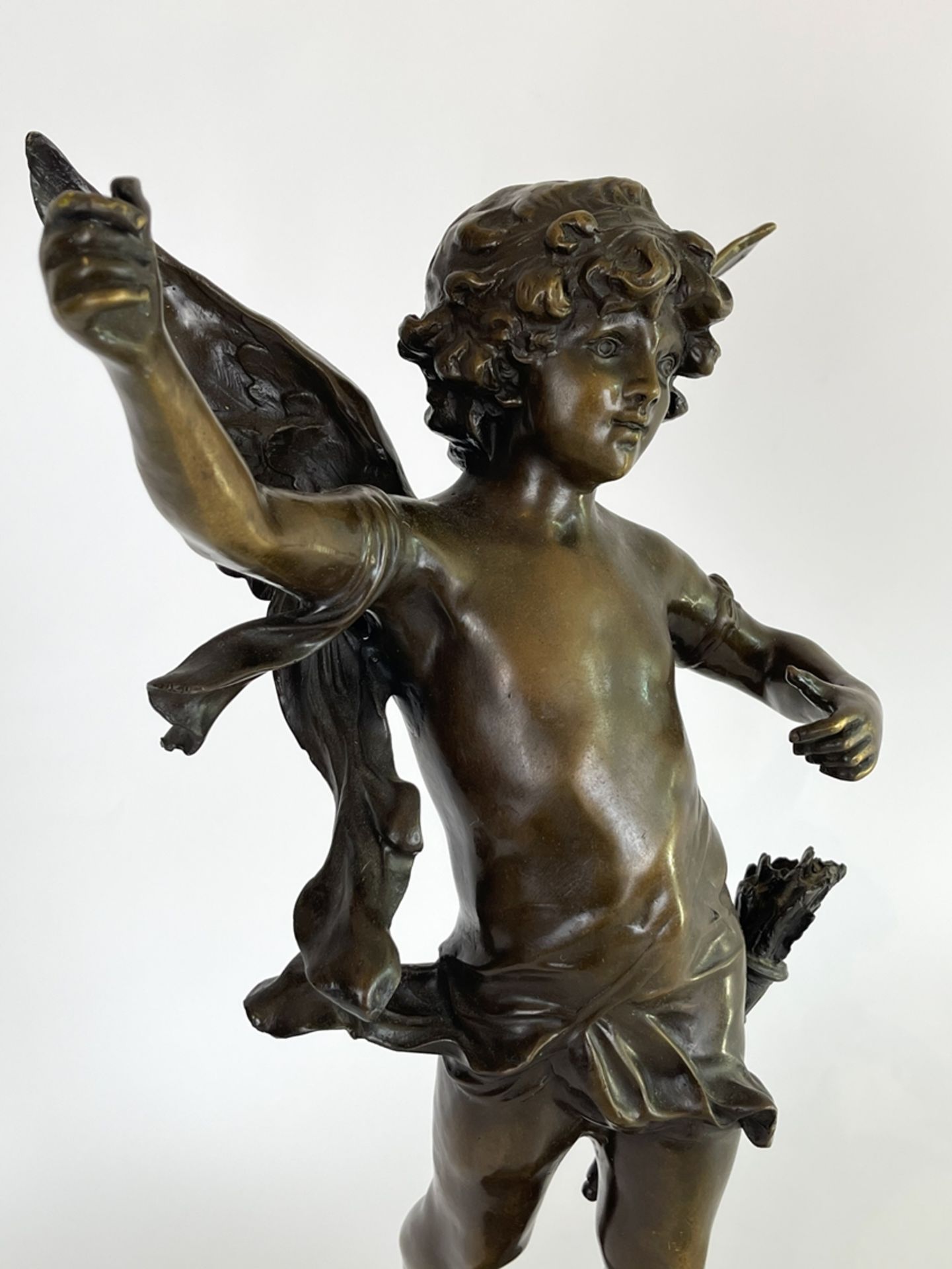 Große Bronzefigur "geflügelter Putto" - Image 9 of 15