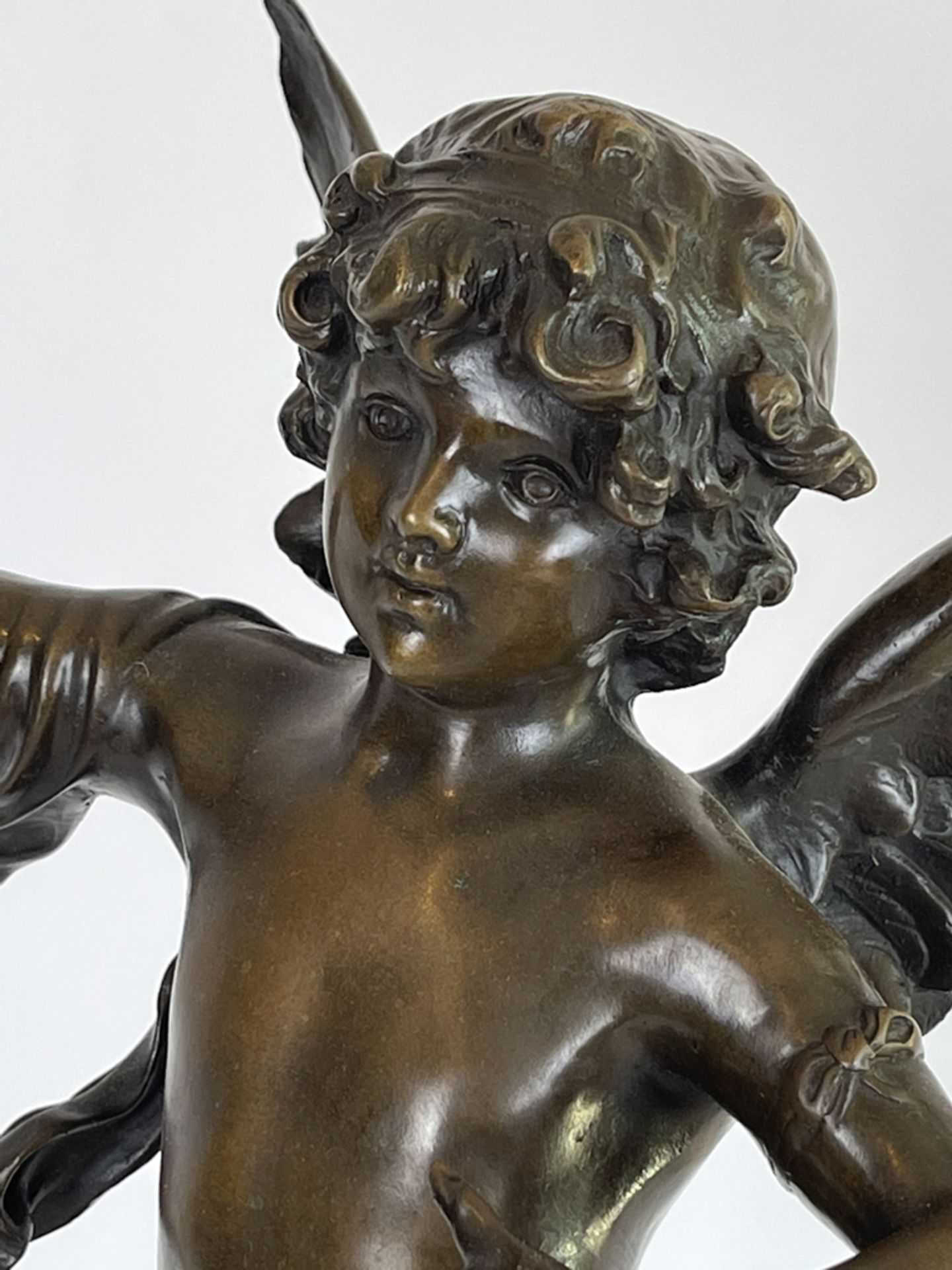 Große Bronzefigur "geflügelter Putto" - Image 4 of 15