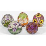 Fünf große, farbenfrohe Paperweights