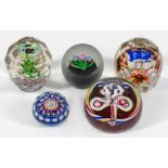 Fünf Paperweights