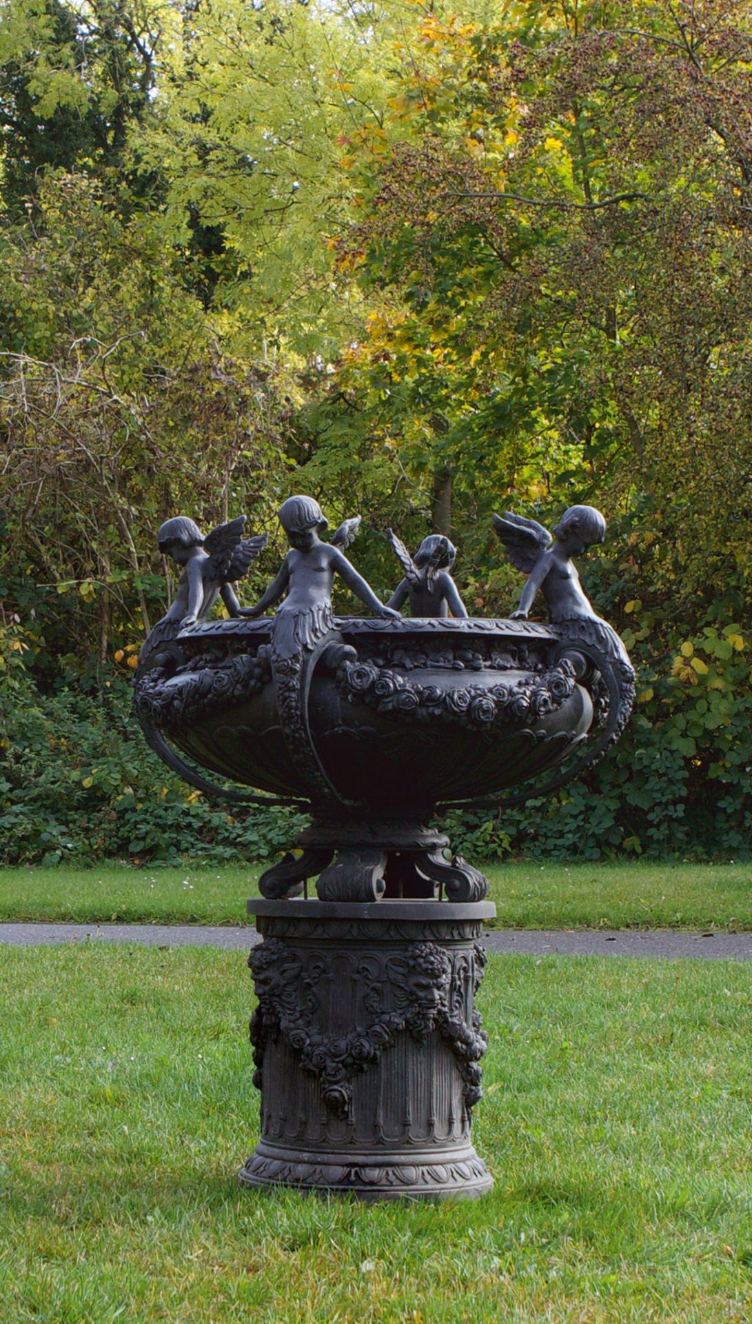 Großer Belle Epoque-Parkbrunnen mit Puttenbekrönungen