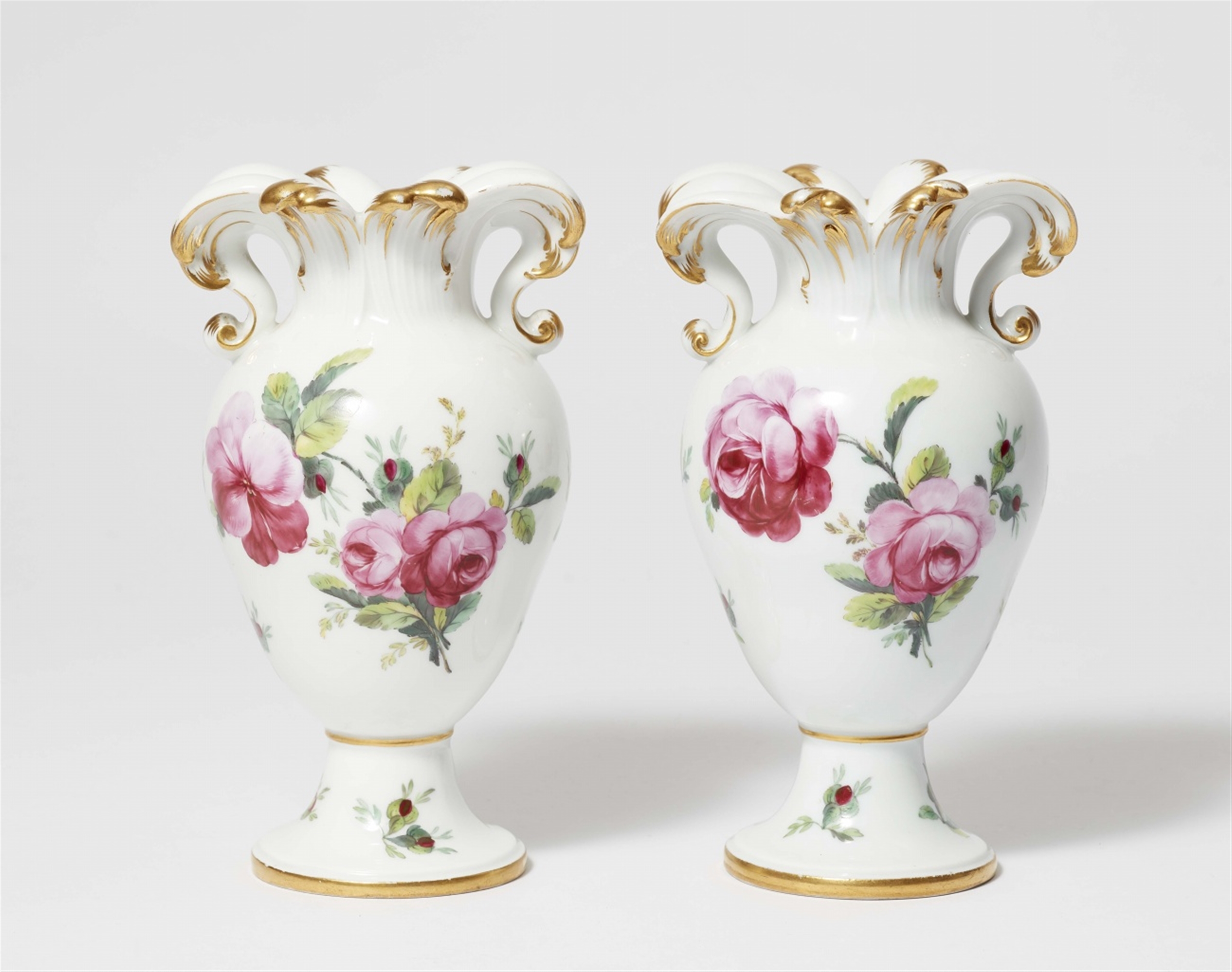 Paar Vasen mit Rosendekor