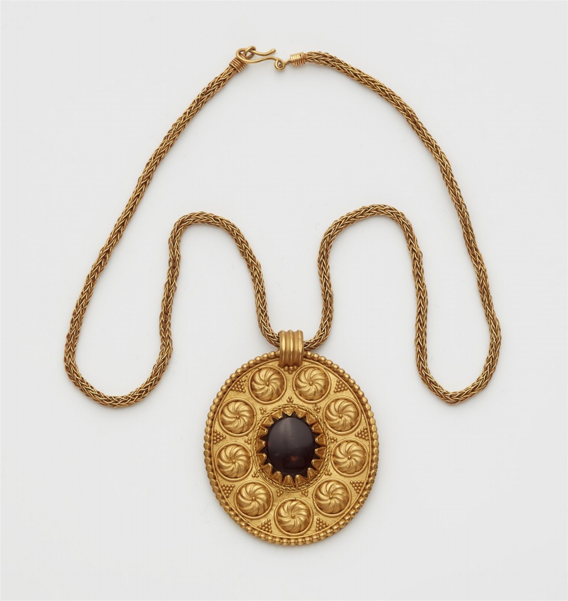 Kette mit Amulettanhänger