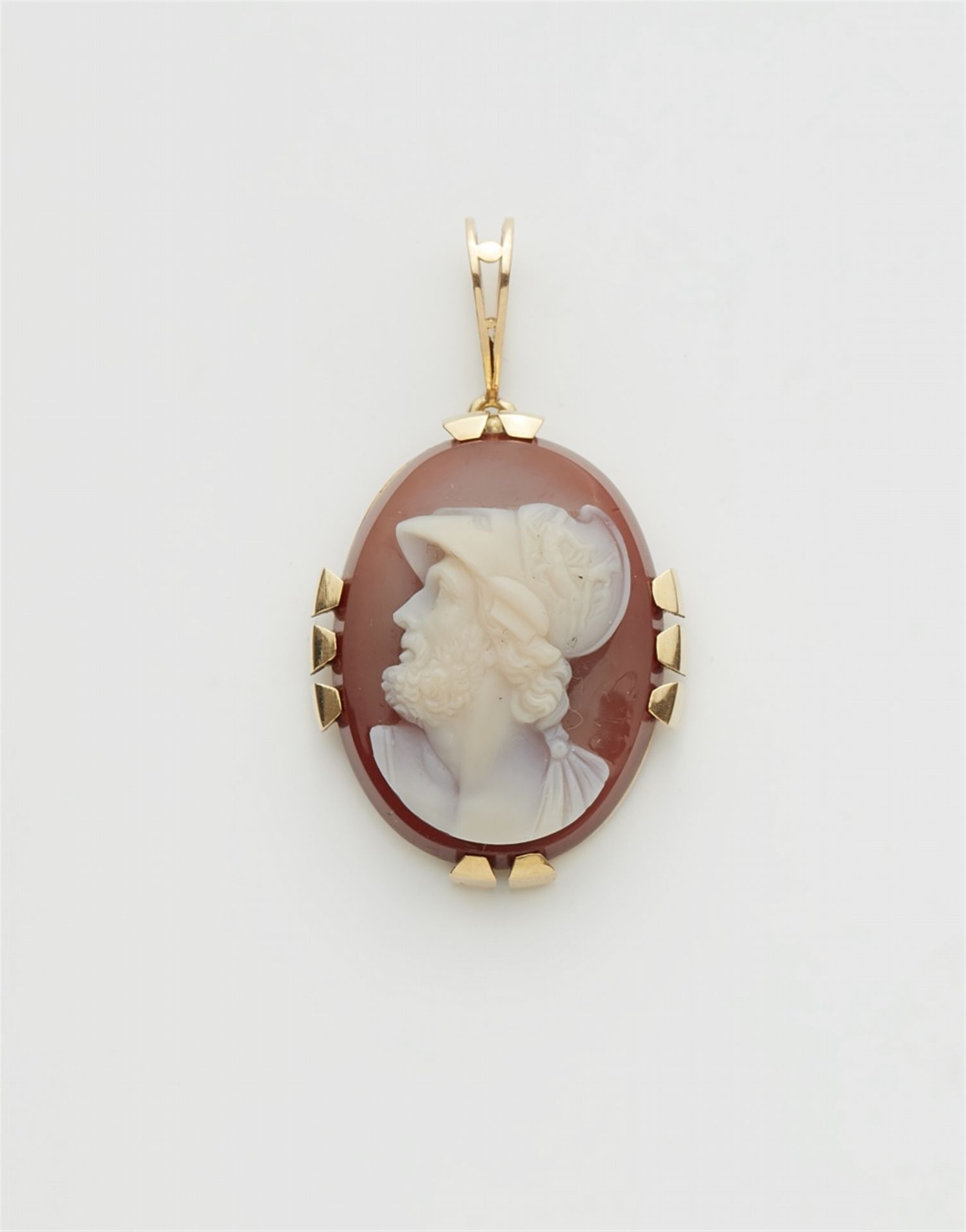 An 18k gold agate pendant