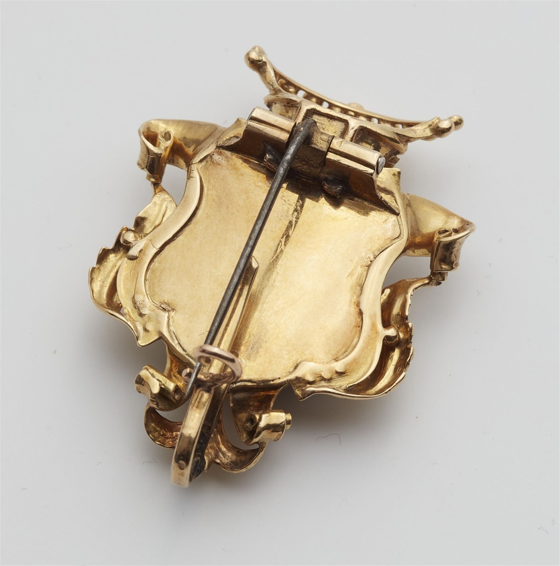 A Victorian 18k gold heliotrope crest brooch - Image 2 of 2