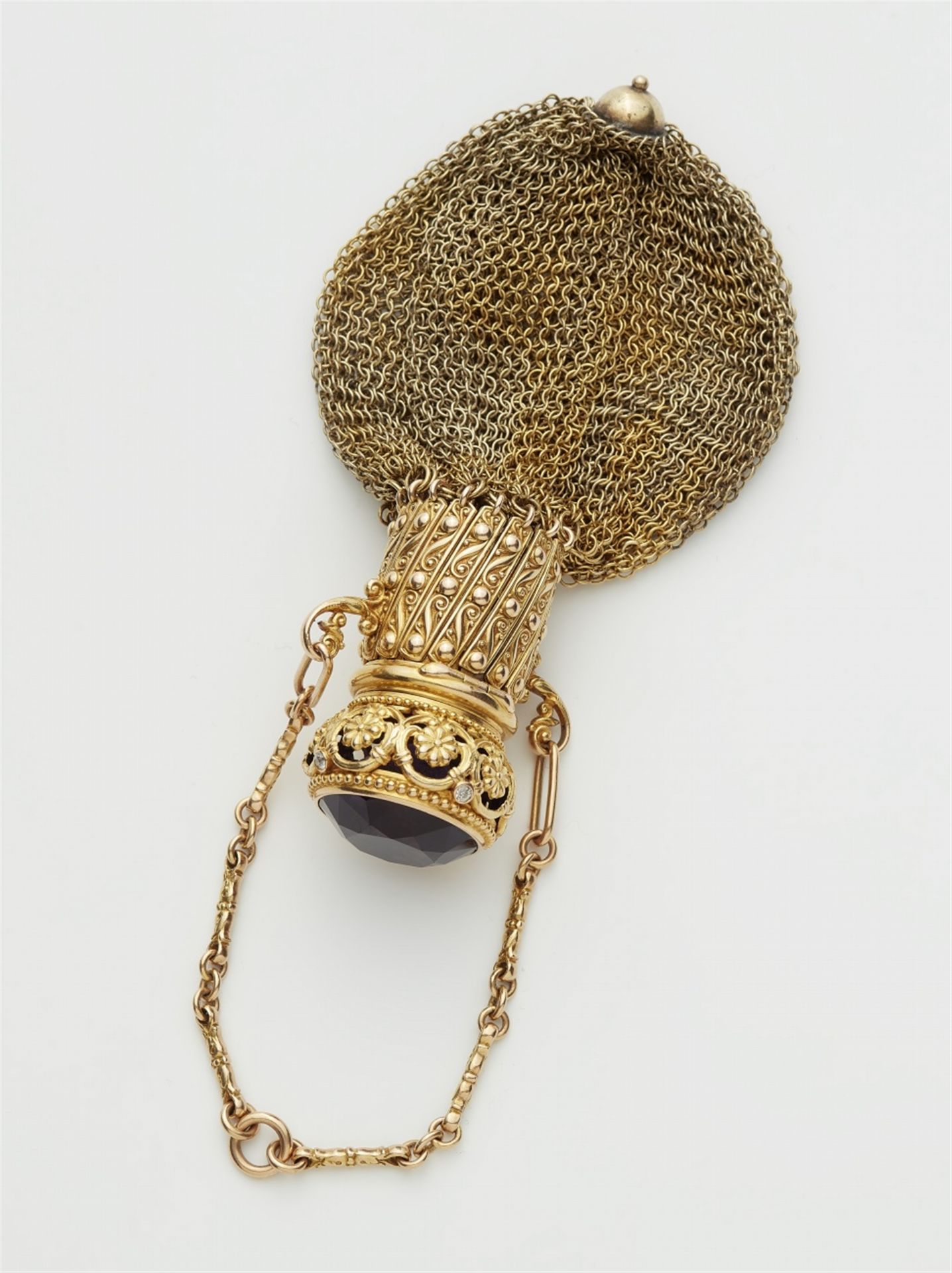A small 14k woven gold pompadour