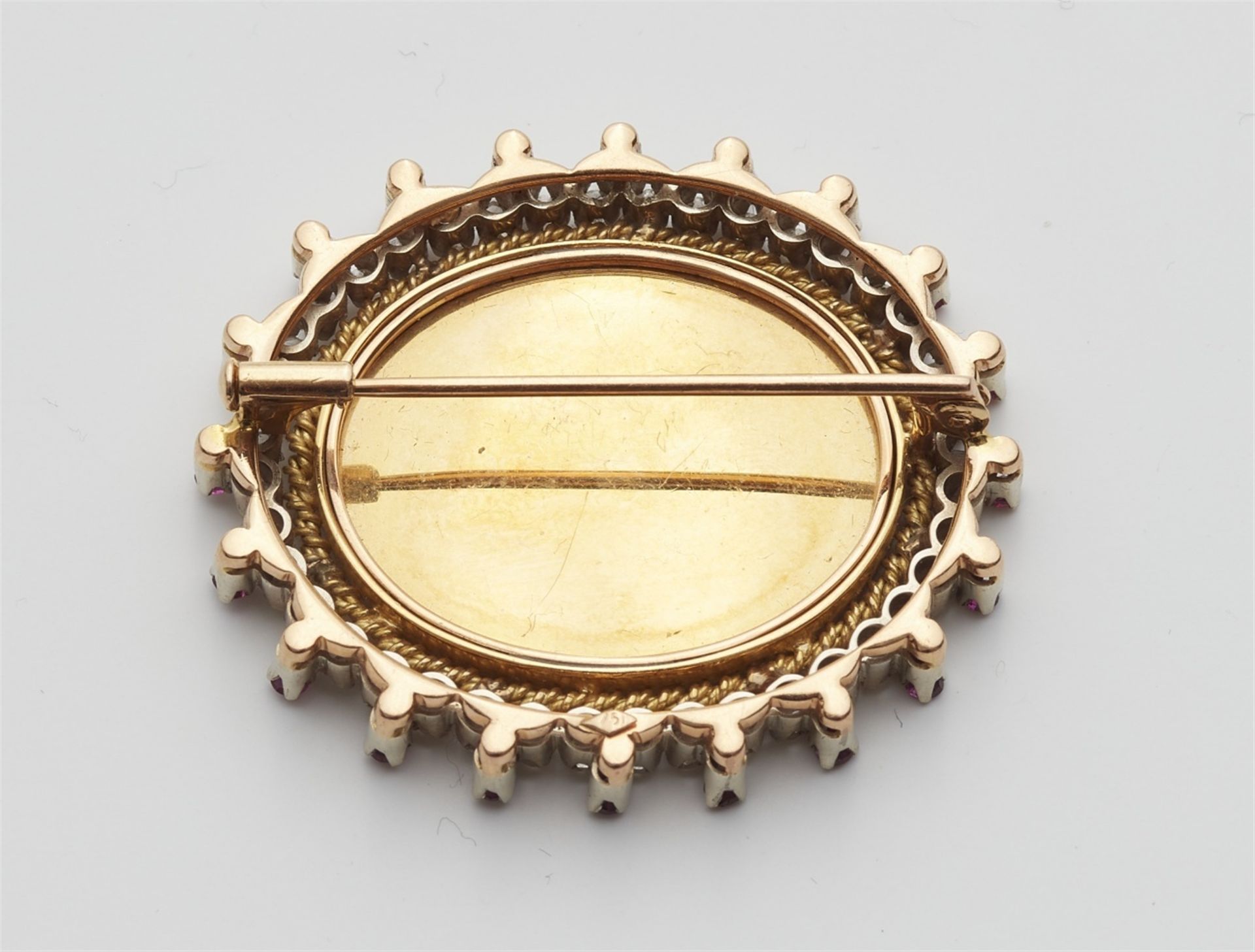 An 18k gold brooch with an enamel miniature - Image 2 of 2