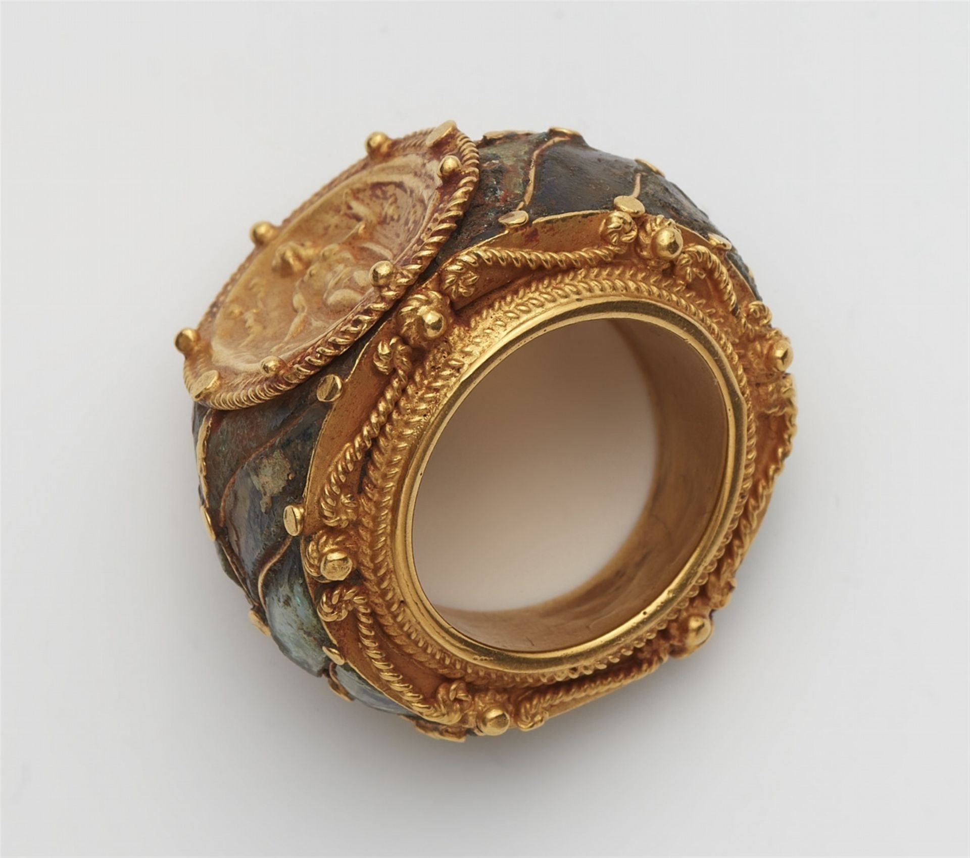 A 22k gold Historicist ring with Roman glass mosaic - Image 2 of 3