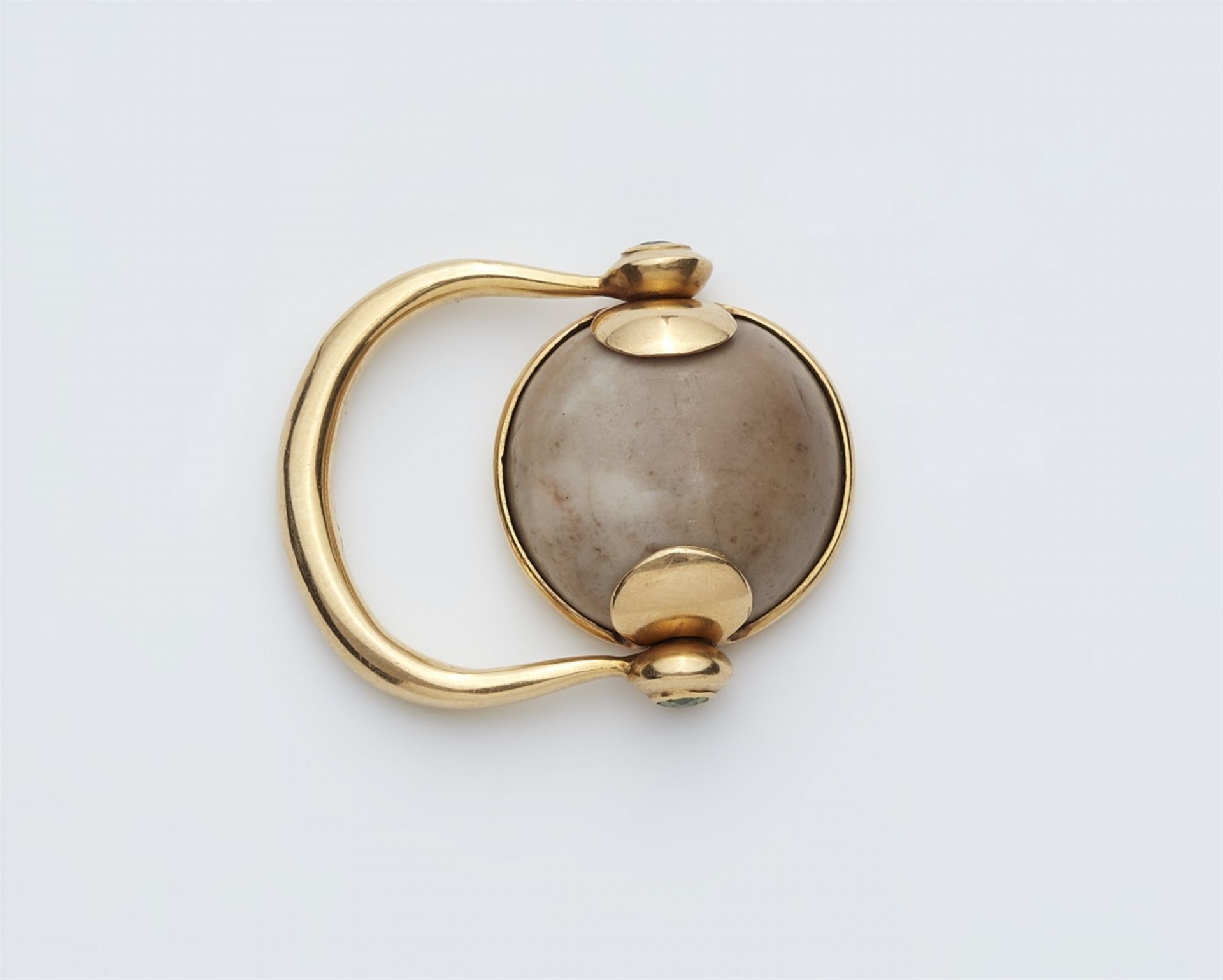 An 18k gold swivel ring with an ancient intaglio - Image 2 of 2
