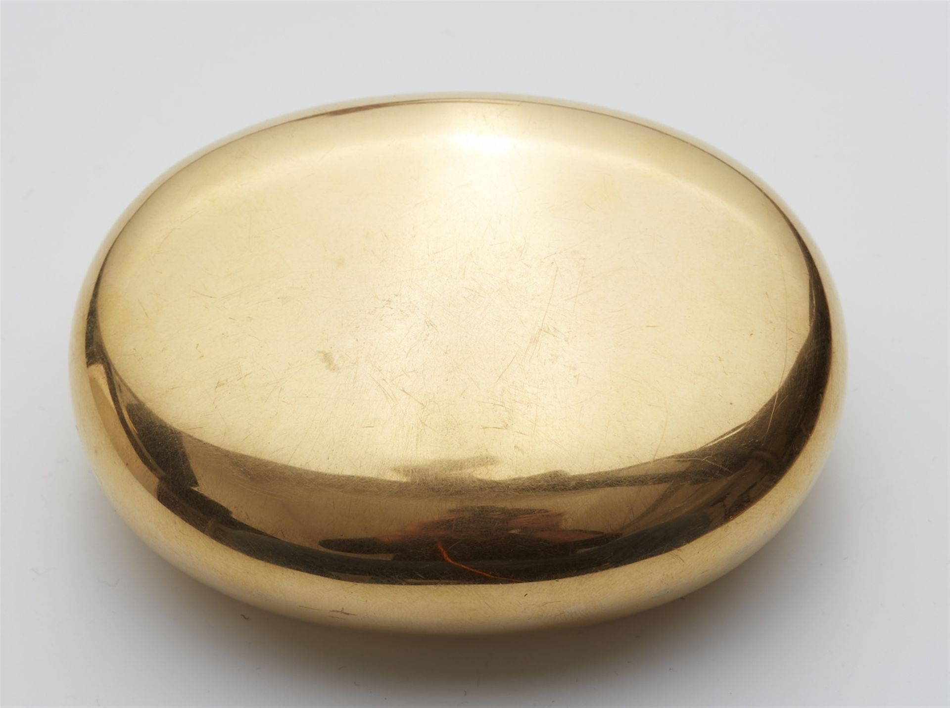 An 18k gold snuff box with an enamelled crest - Image 2 of 3