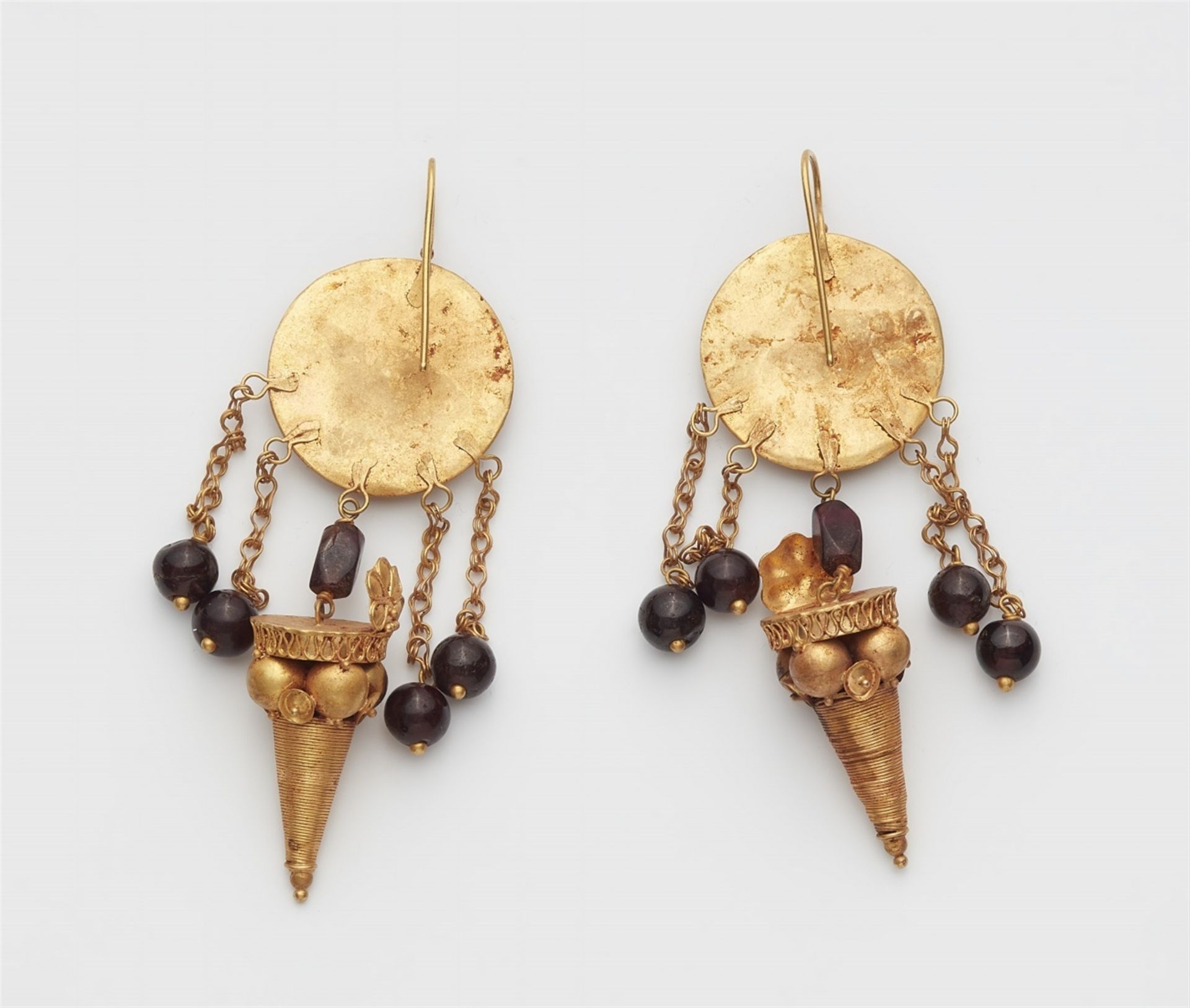 A pair of 22k gold Hellenistic drop earrings - Image 2 of 2