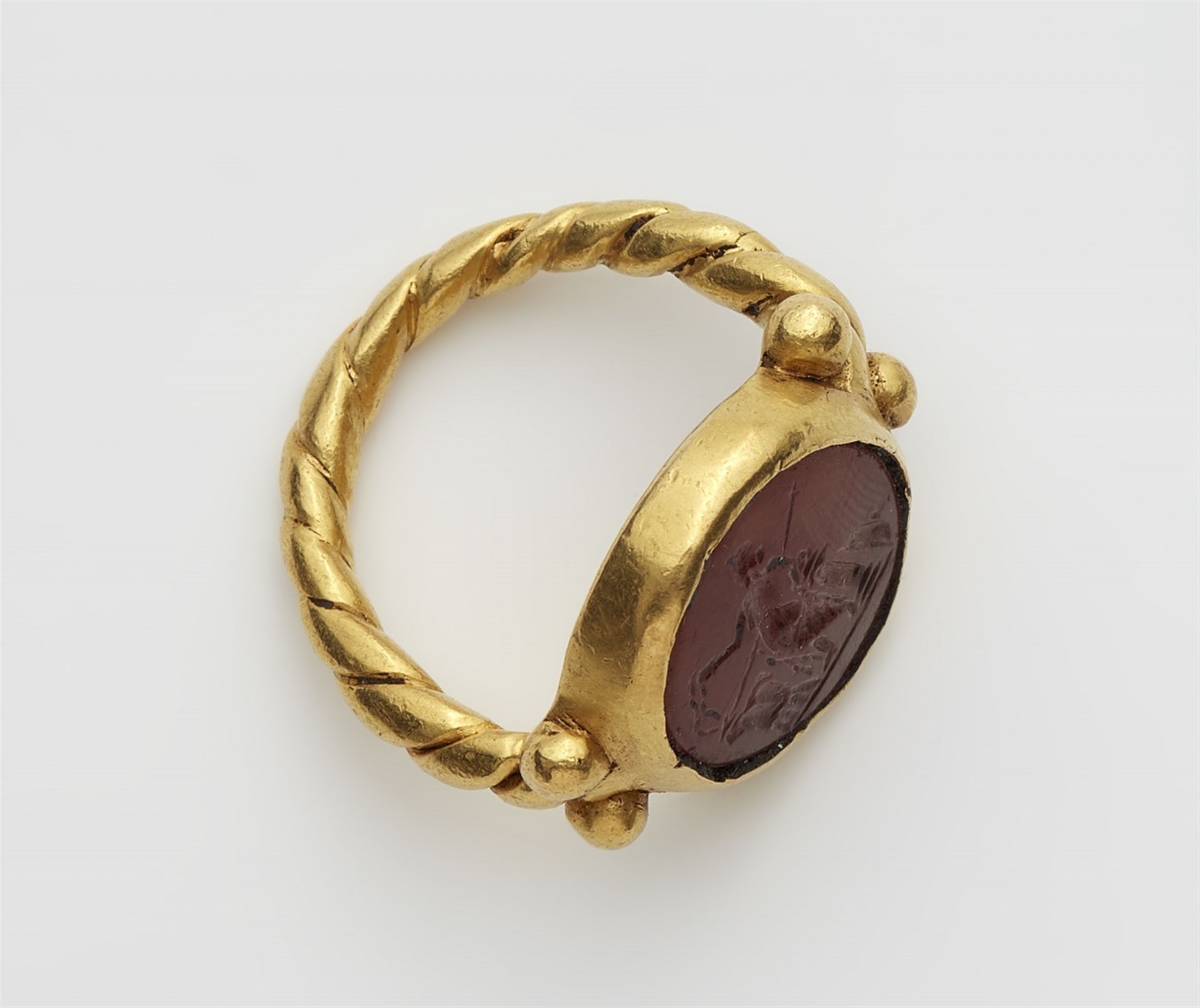 A 22k gold ring with an ancient Roman intaglio - Image 3 of 3