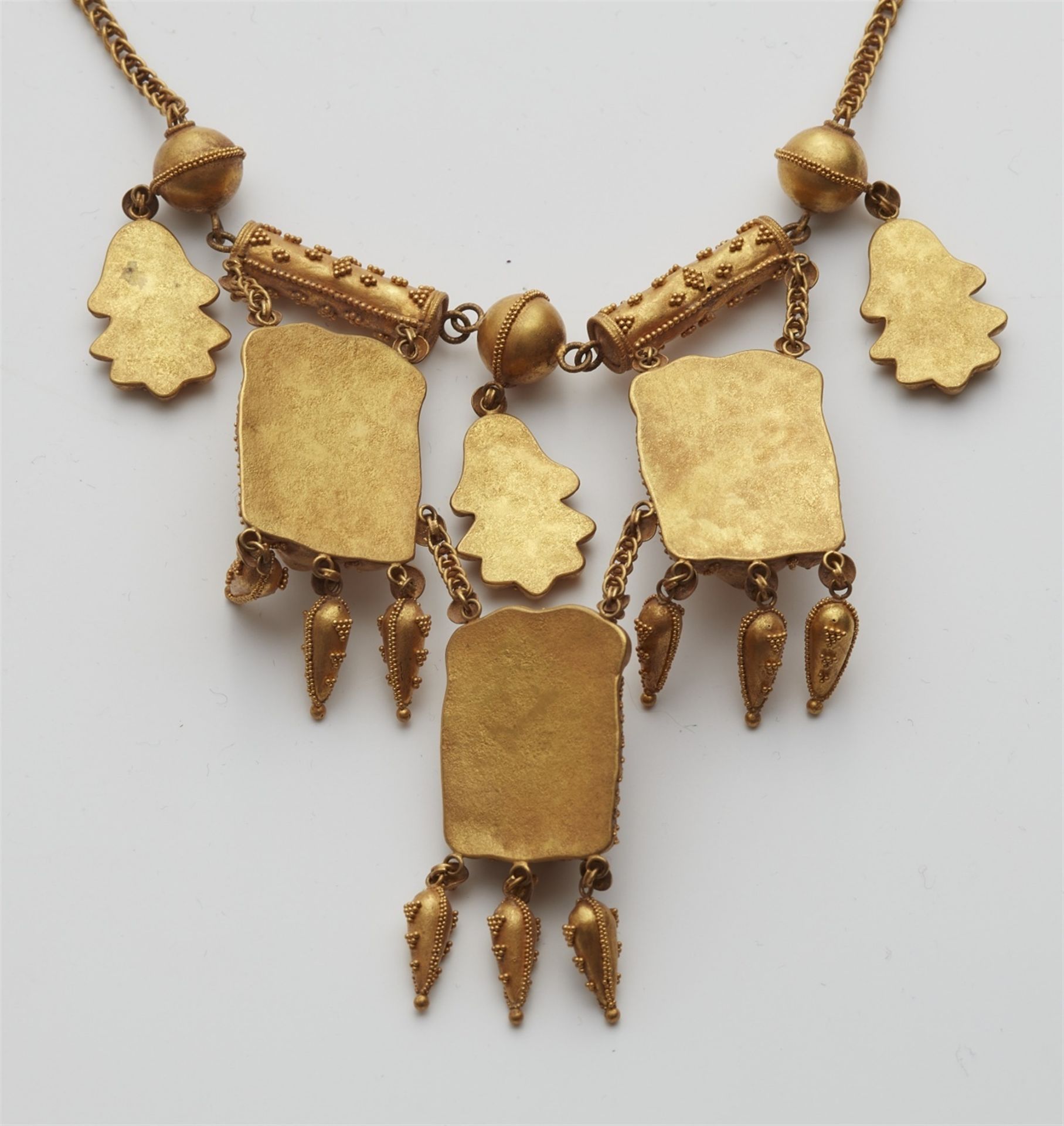 A 22k gold Etruscan style necklace - Image 2 of 2