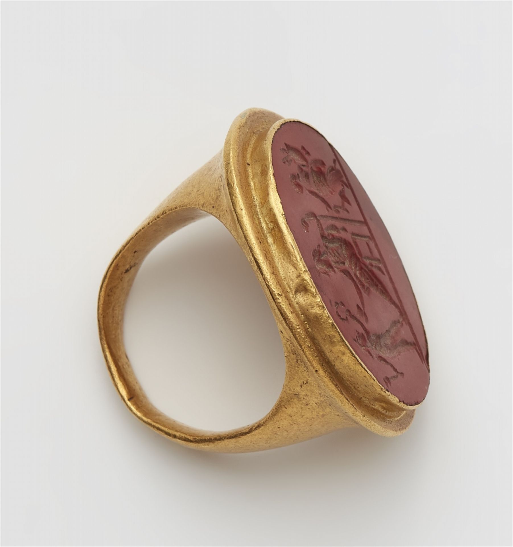 A 22k gold ring with a Roman intaglio - Image 3 of 3