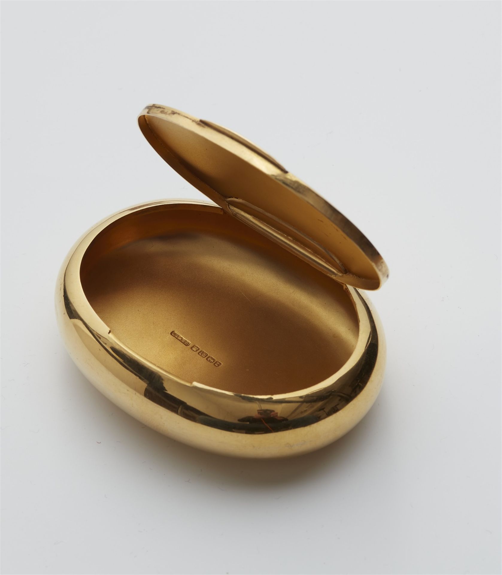 An 18k gold snuff box with an enamelled crest - Image 3 of 3
