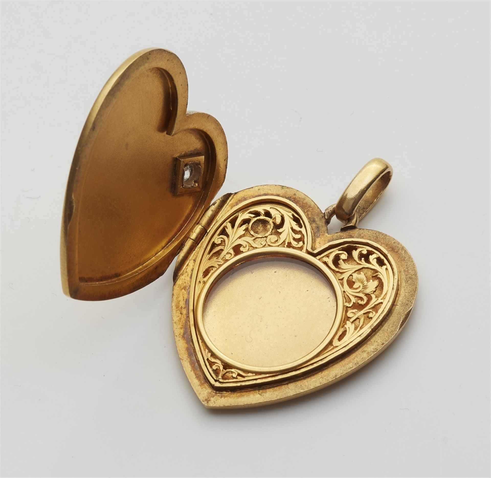 An 18k gold heart medallion - Image 2 of 3