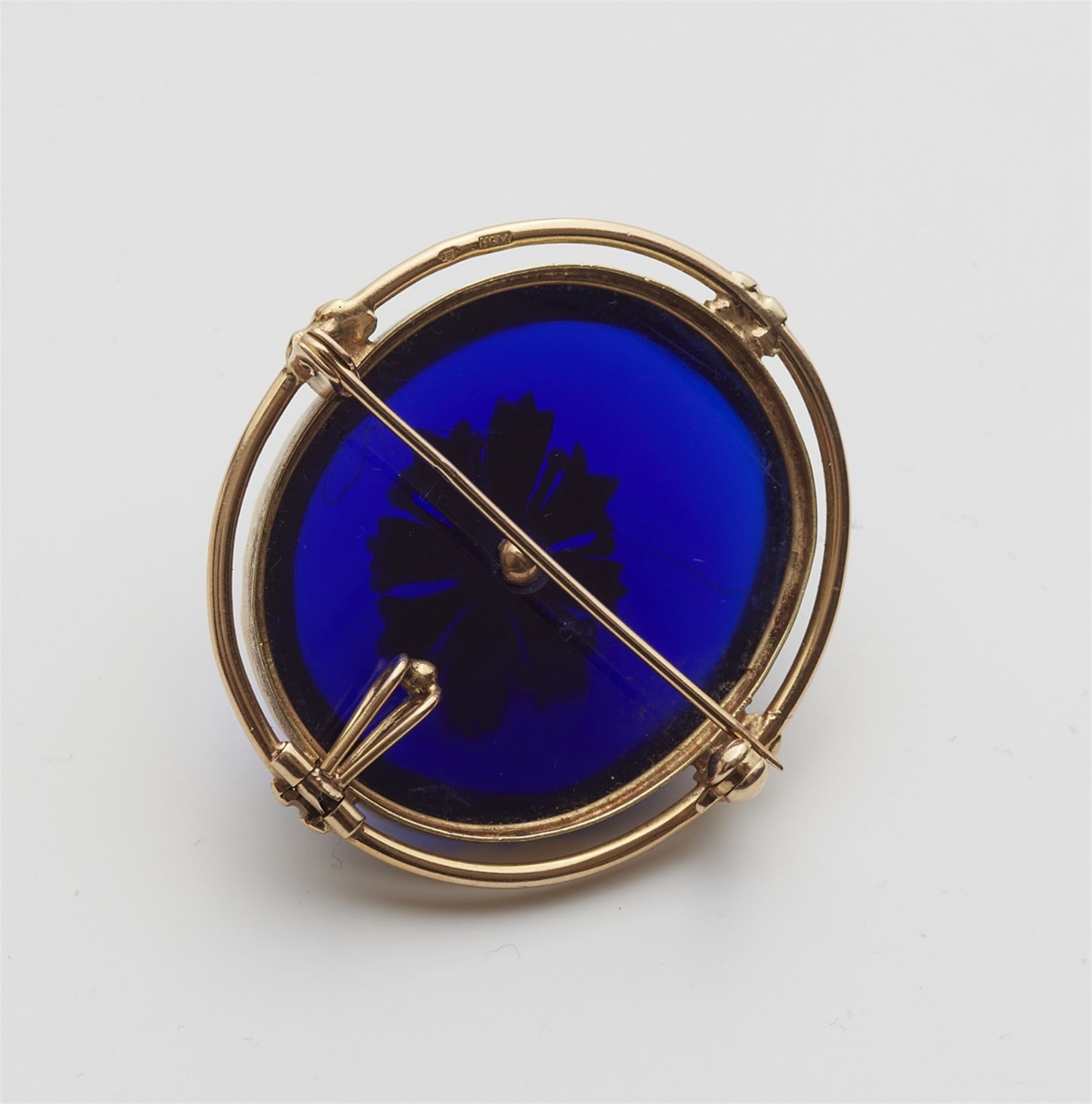 A 14k gold pendant brooch with a blue paste cabochon - Image 3 of 3
