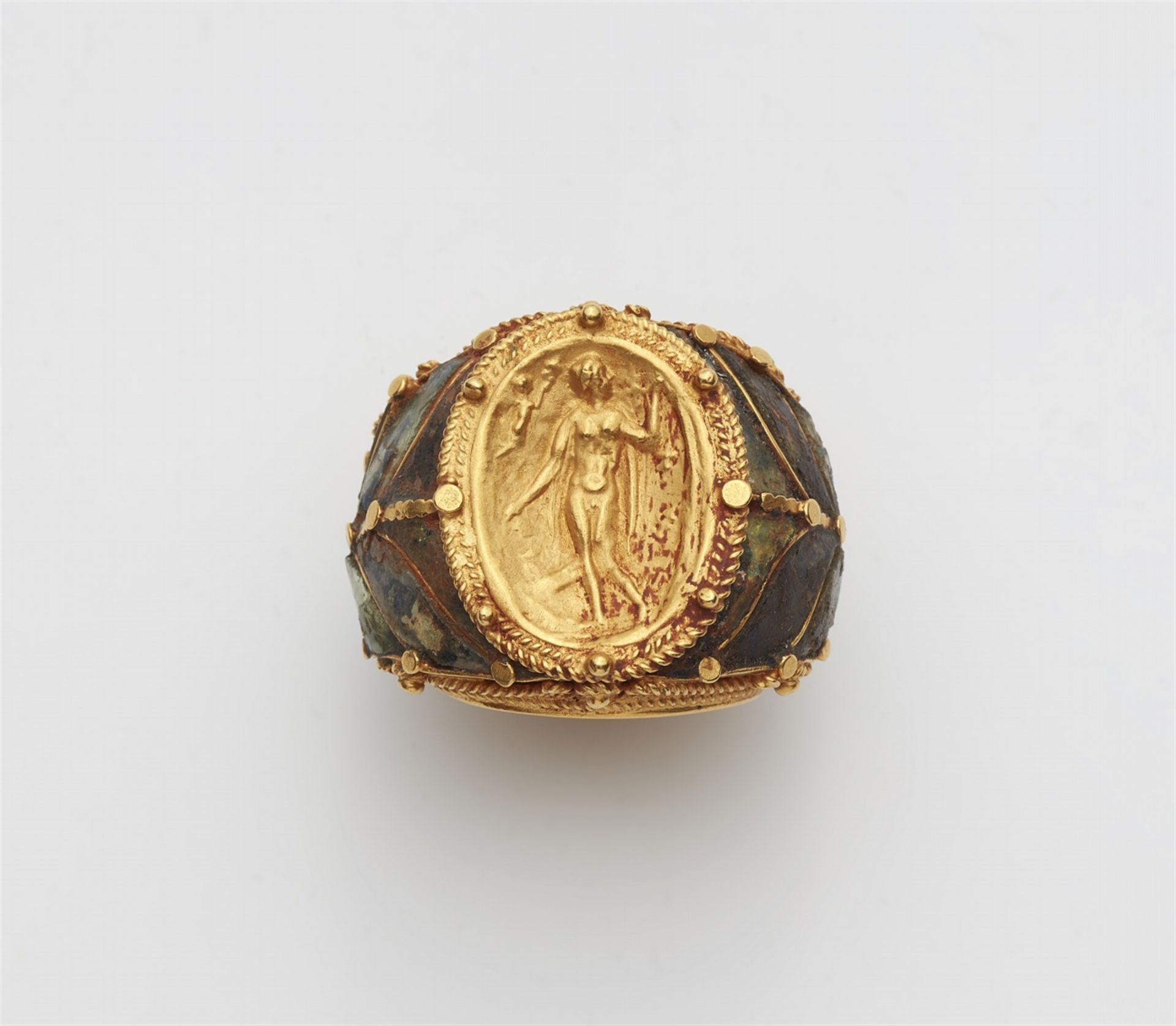 A 22k gold Historicist ring with Roman glass mosaic