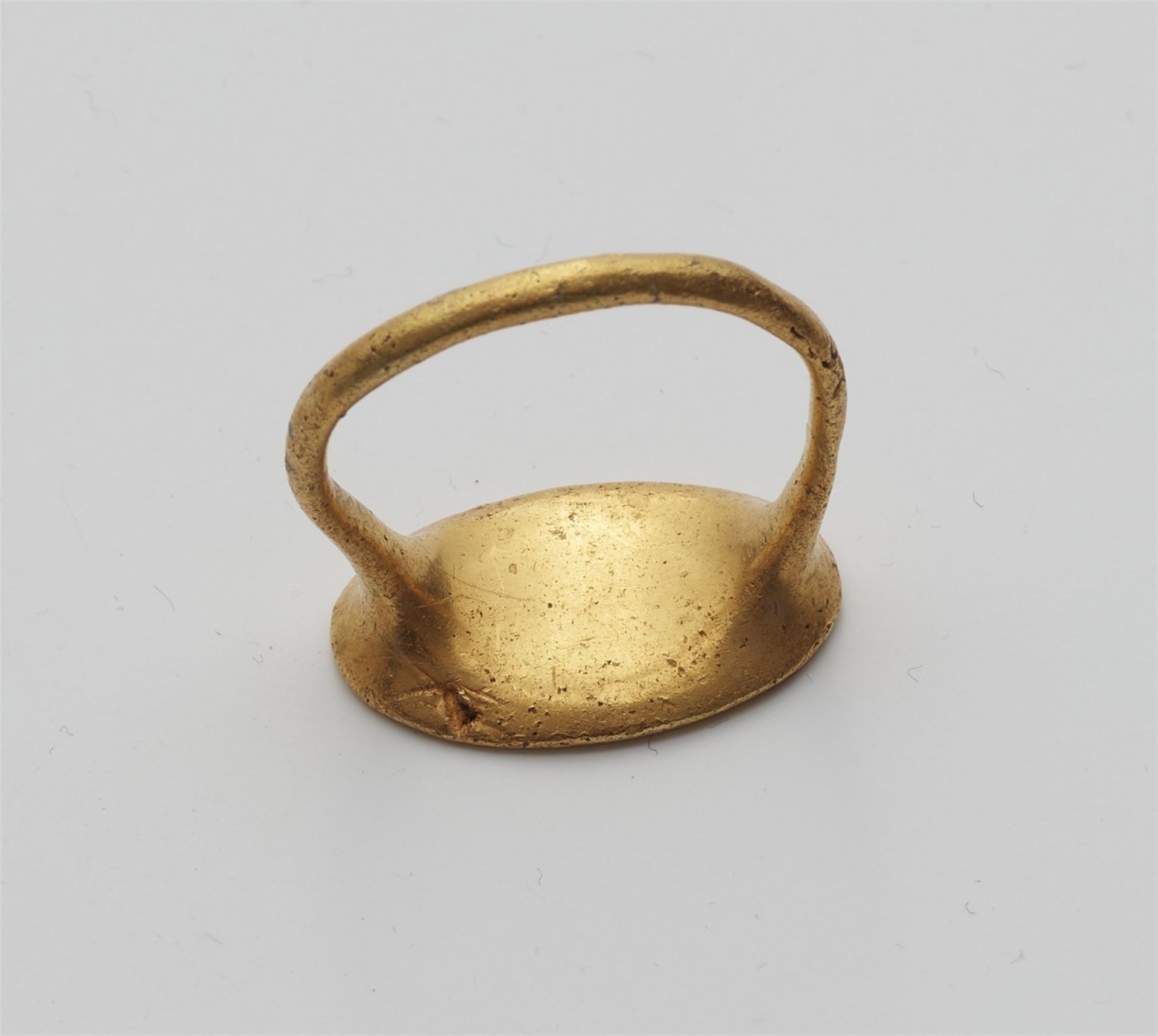 A 22k gold seal ring after a Hellenistic model - Image 2 of 3