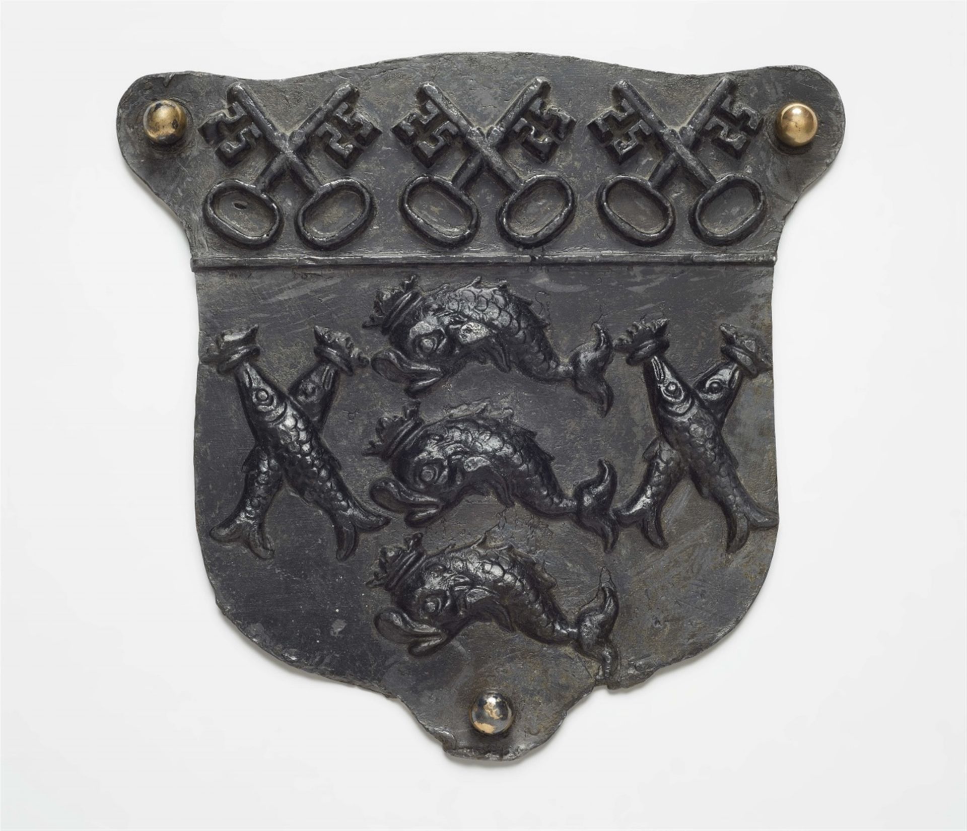 Wappenplatte mit drei gekreuzten Schlüsseln und Delfinen