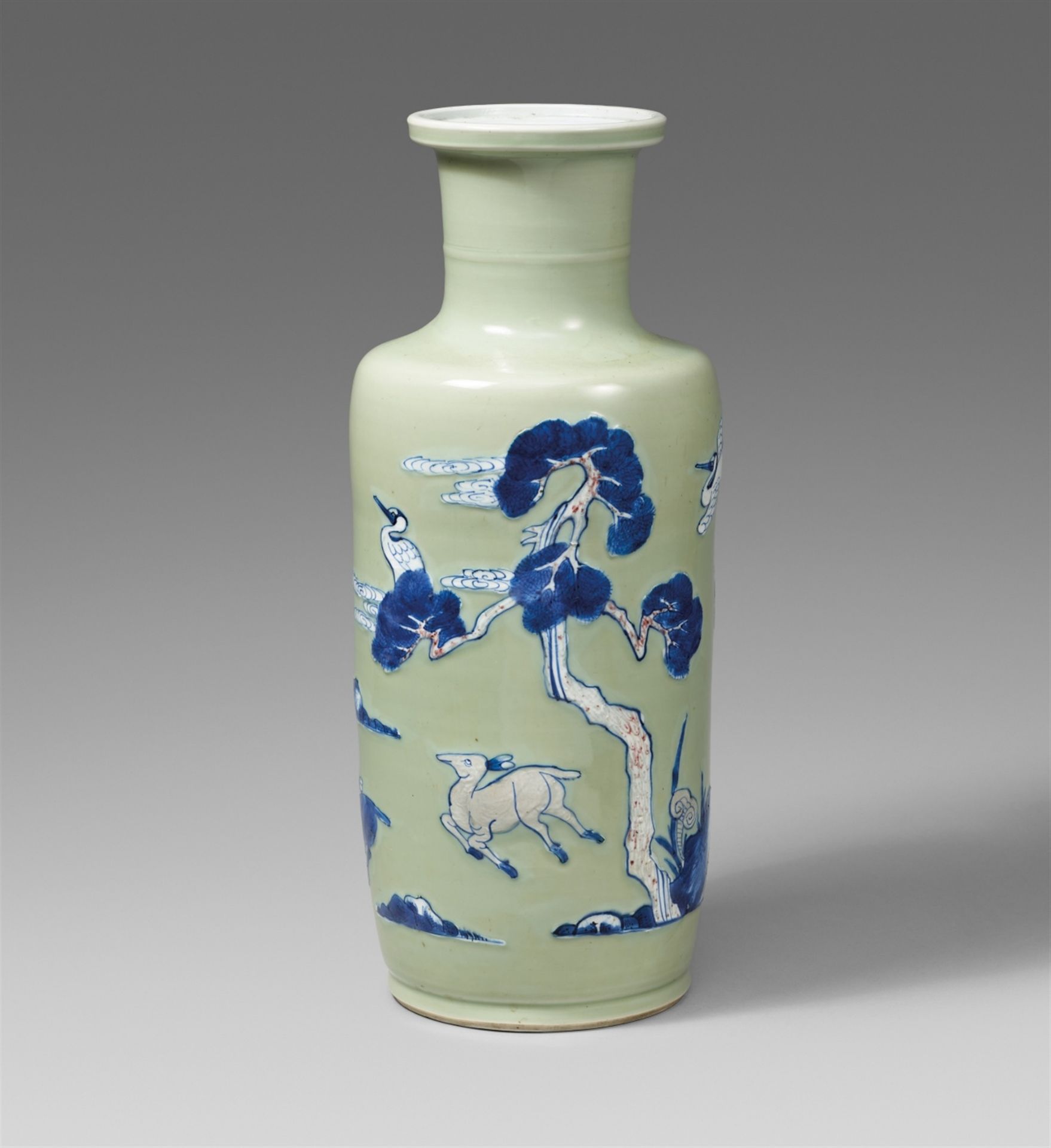 Seladonfarbene Rouleauvase mit unterglasurblauem und -rotem Dekor. Kangxi-Periode (1662–1722)