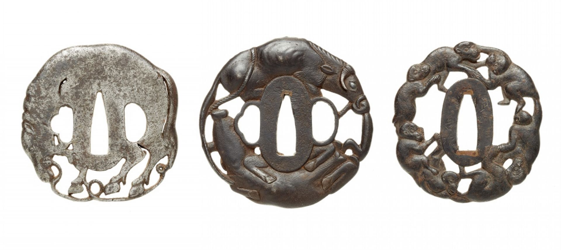 Drei tsuba. Eisen. Edo-Zeit, 18./19. Jh. - Bild 2 aus 2