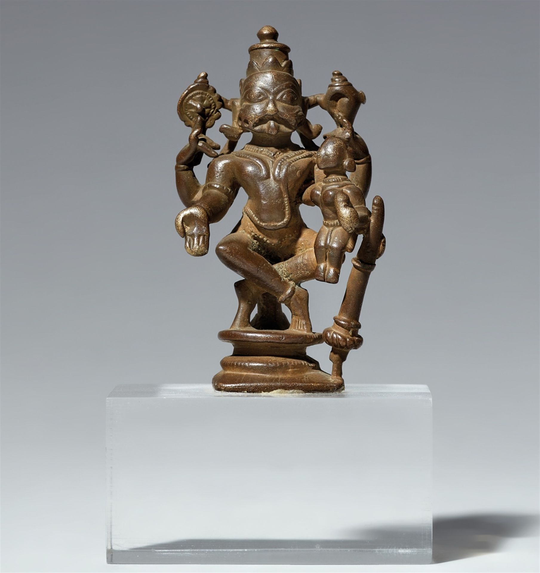 Kleine Figur des Narasimha. Kupferlegierung. Süd-Indien. Wohl 16. Jh.