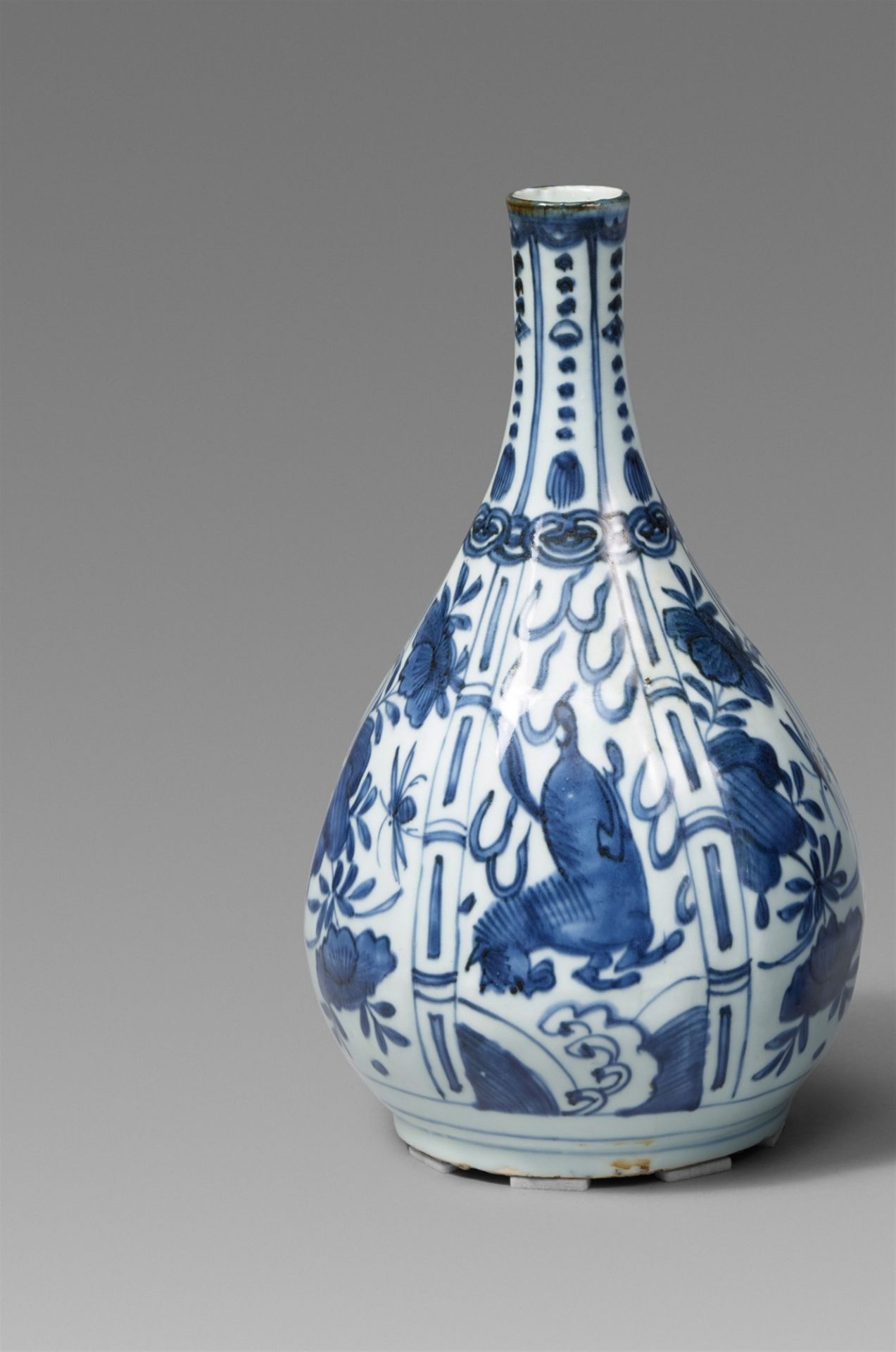 Blau-weiße Kraak-Flaschenvase. Wanli-Periode (1572–1620)