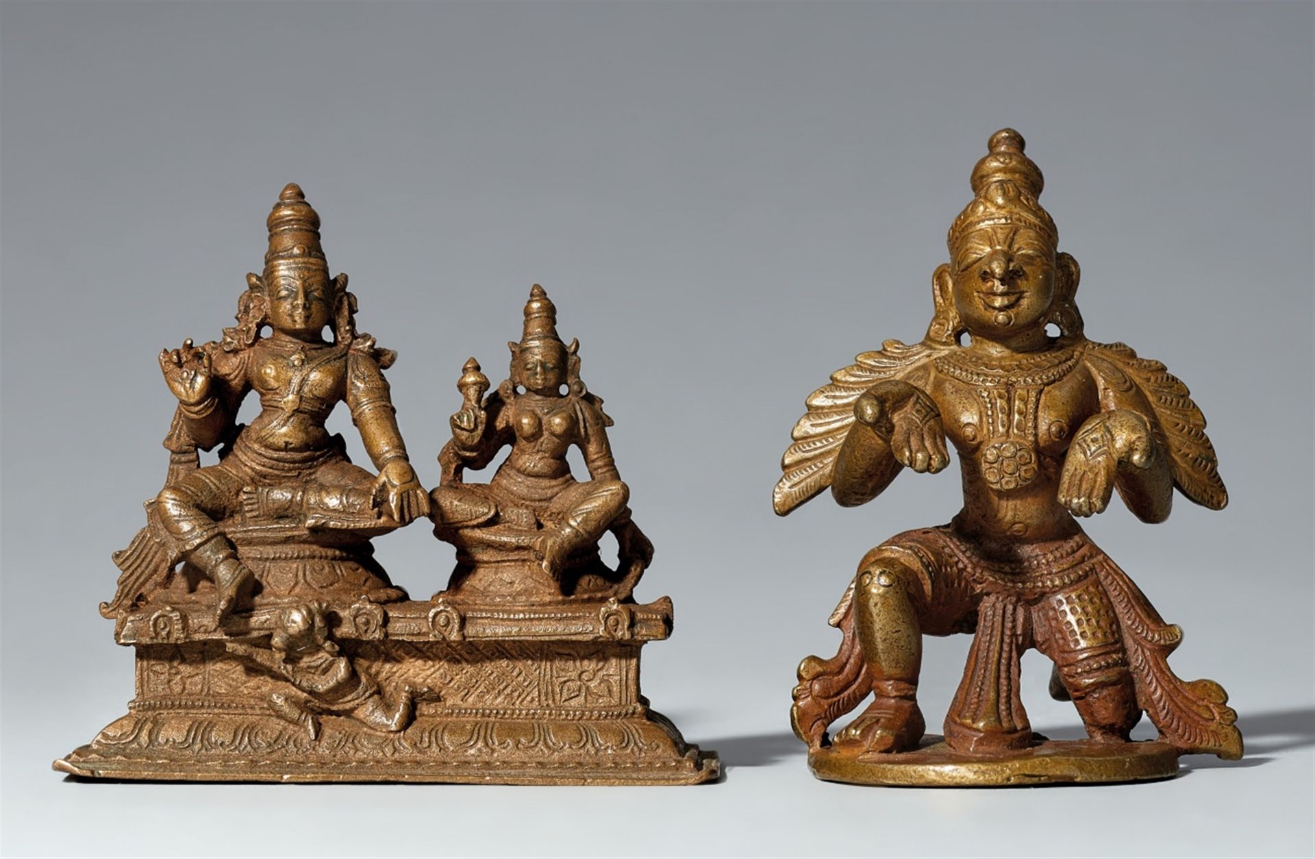 Zwei kleine Figuren. Kupferlegierung. Süd-Indien. 19./20. Jh.